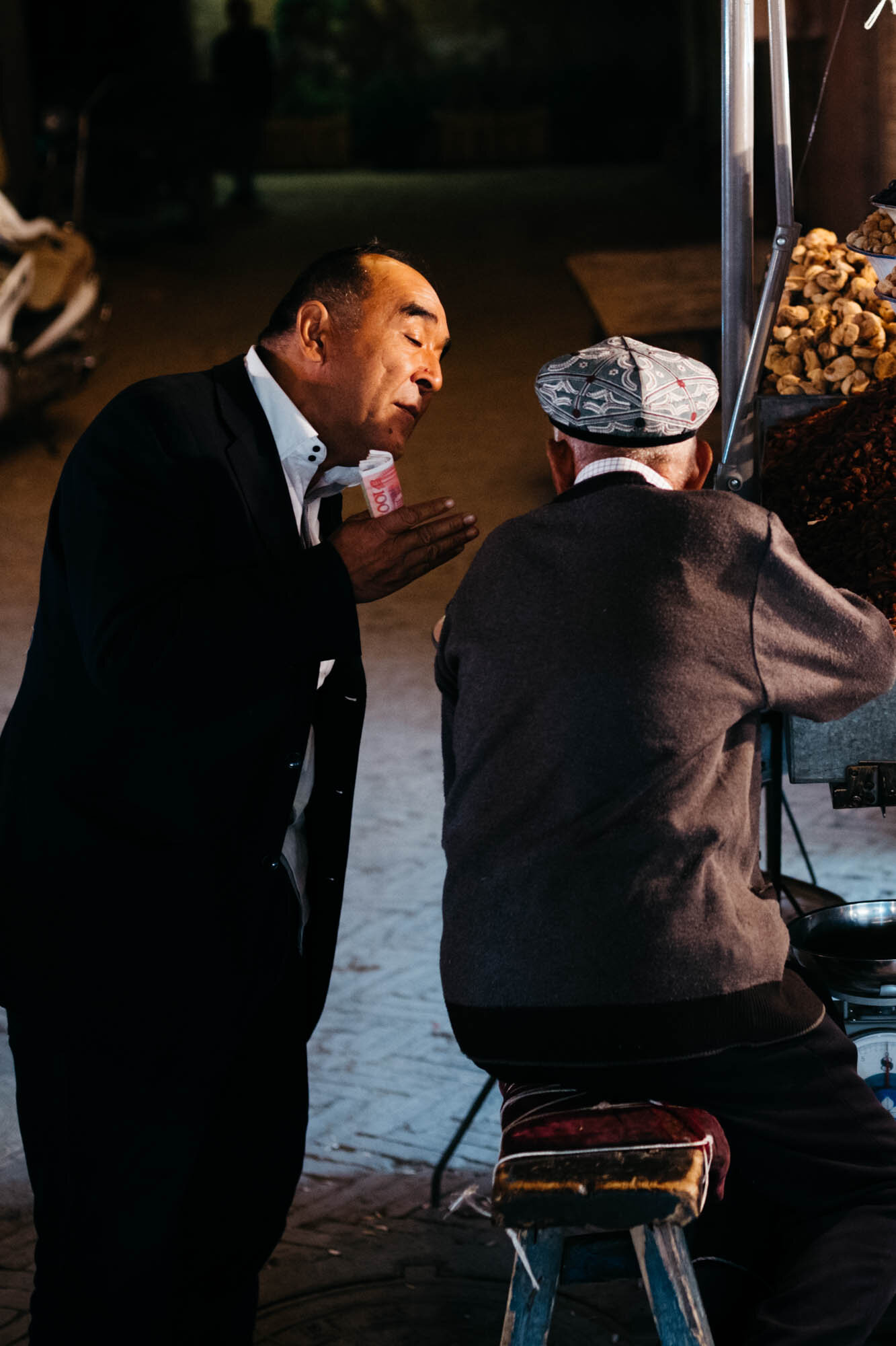  Two shopkeepers in discussion 