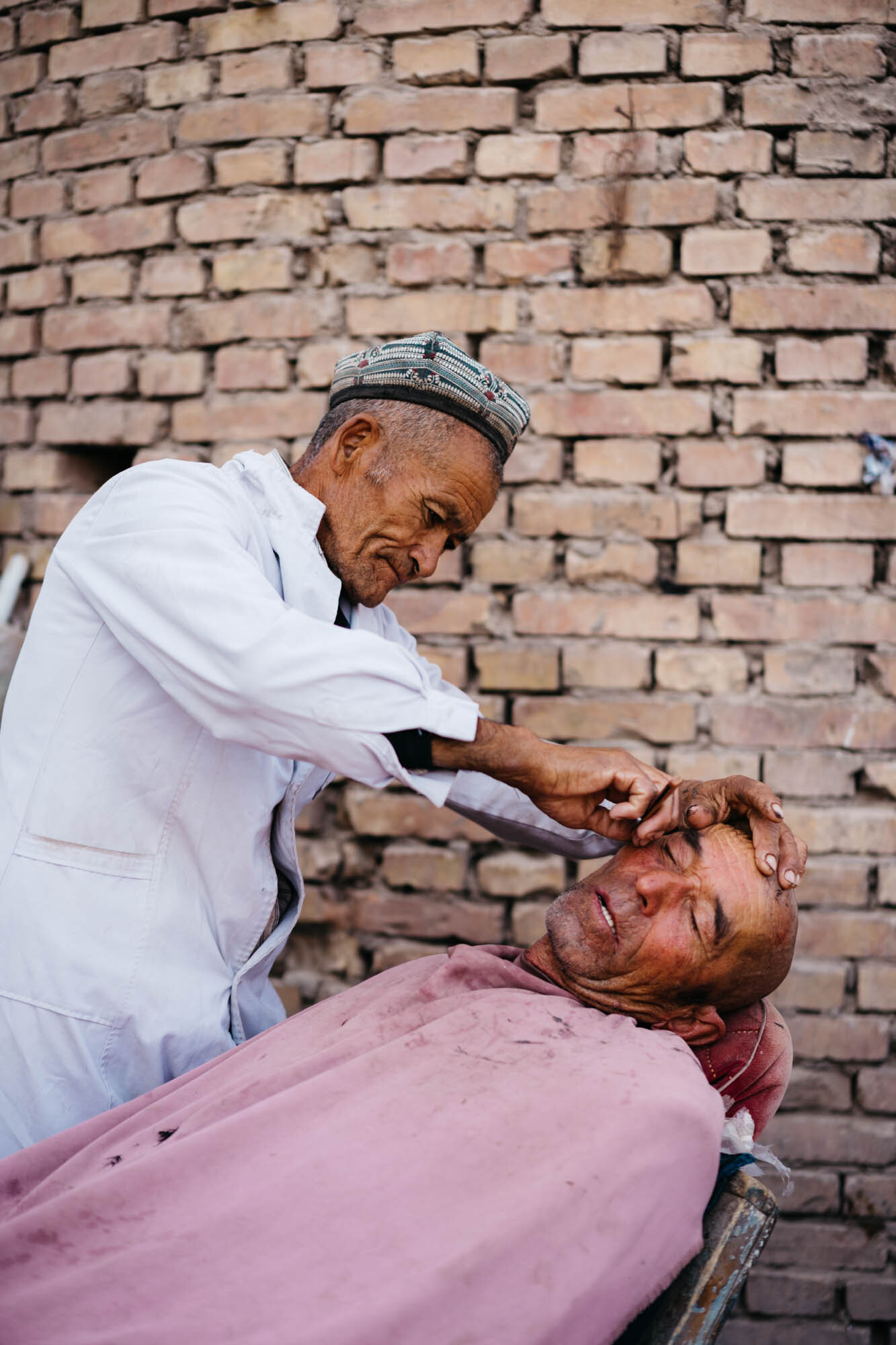  A barber at work in the bazaar 