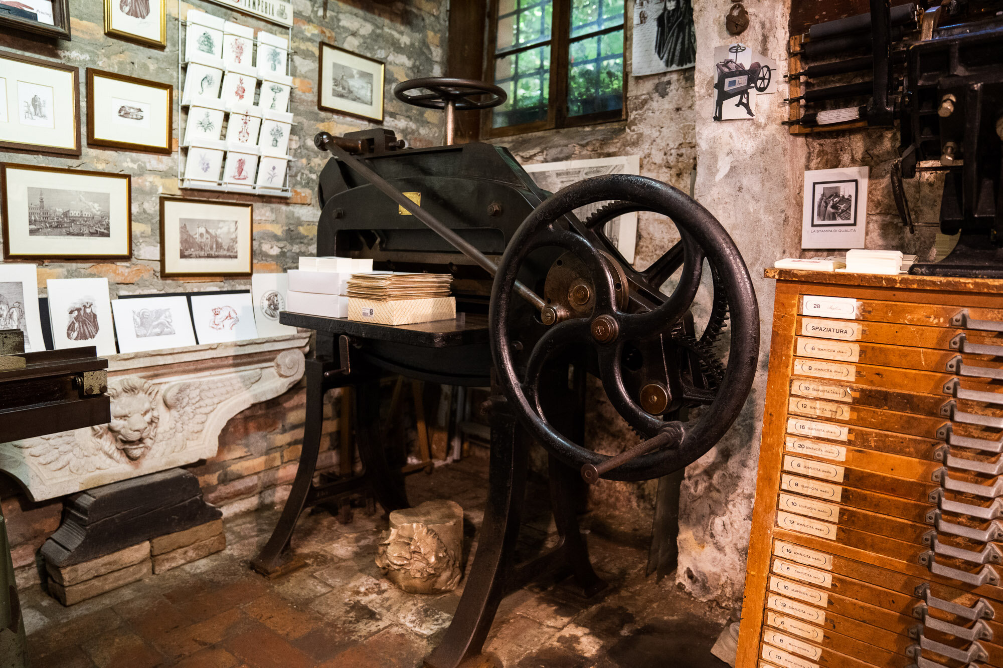  An old printing machine, probably 19th century 