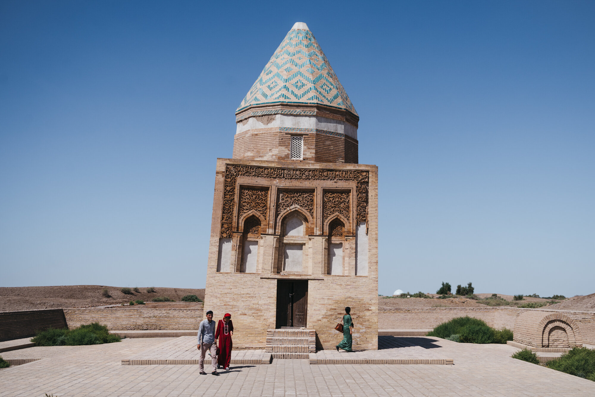  The Il-Arslan mausoleum. The architectural style developed in Konye Urgench influenced numerous other Muslim civilisations including the Timurids in modern day Uzbekistan. A multitude of buildings in  Samarkand  were erected by builders and architec