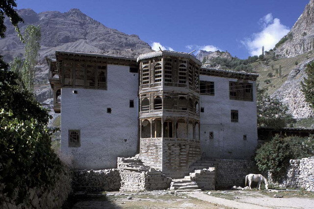  Khaplu palace before restoration. On the exterior, part of the central core roof is missing and much of the stone and wood work is in a state of dilapidation. Photo credit: AKDN 