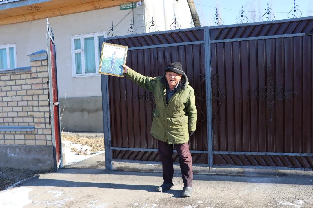  Karimkol proudly showing off the framed photo 