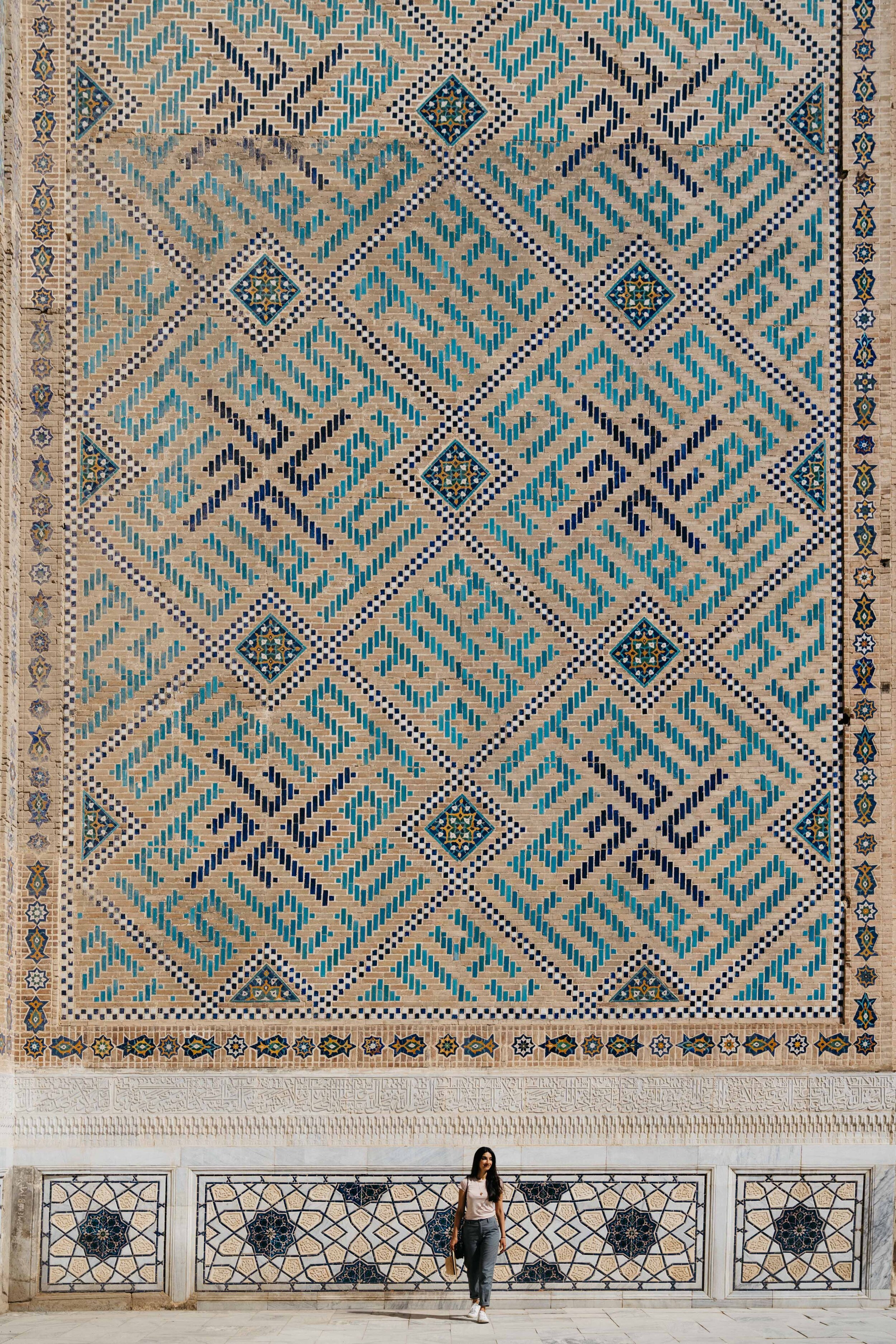  Inside the main iwan. Kufic calligraphy made up of blue and turquoise tiles decorates the surface. The calligraphy repeatedly spells out the names Allah, Mohammed and Ali. 