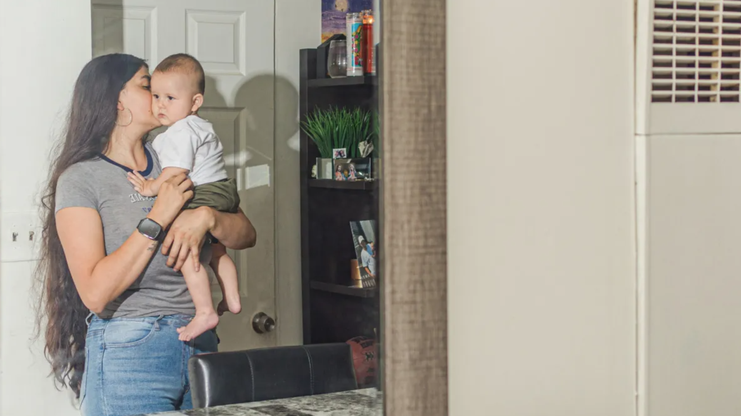Photo included in an Injustice Watch story profiling a mother and her seven-month old son detained in an airport hotel after being apprehended by federal agents. Photo credit: Sebastián Hidalgo/Injustice Watch