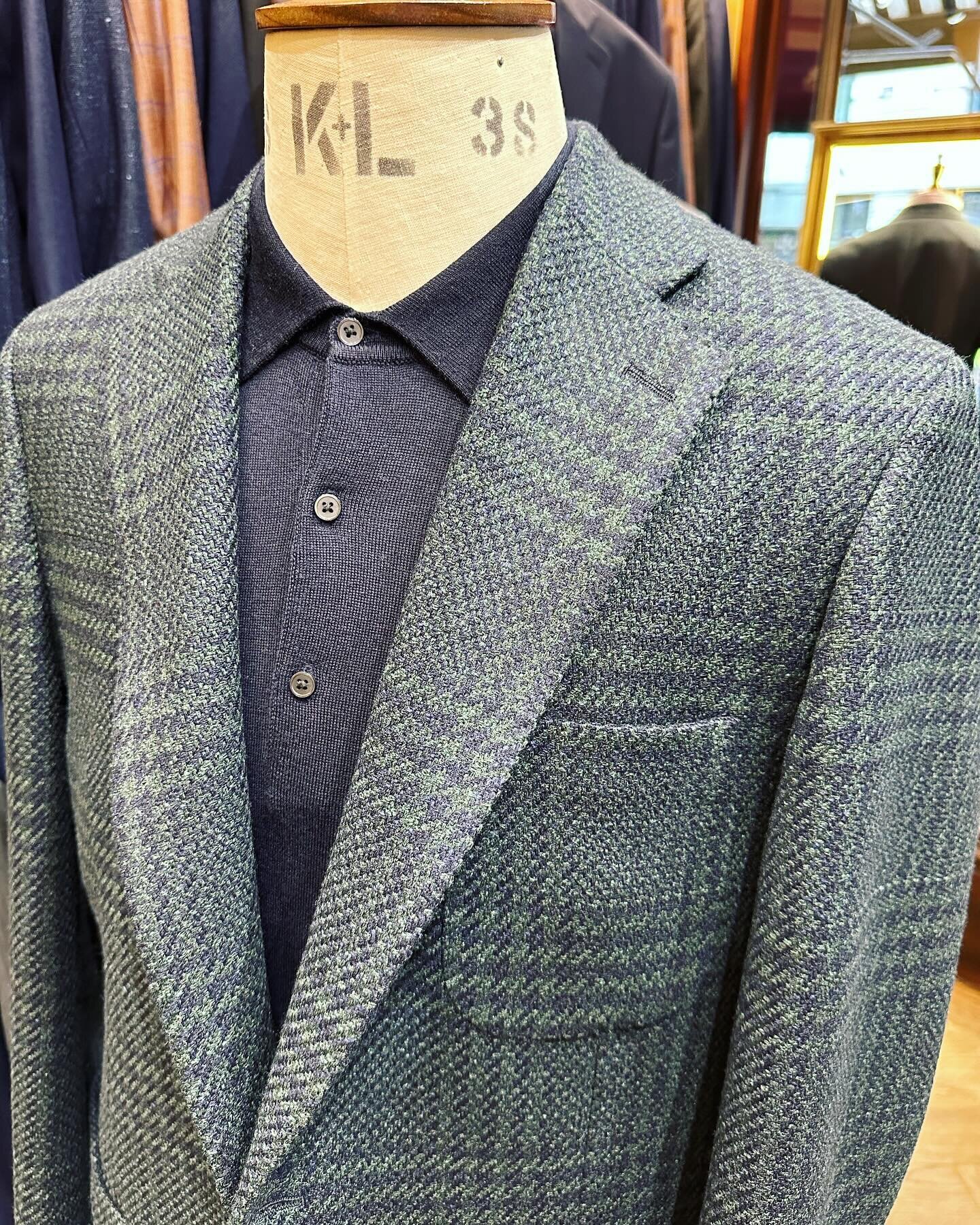 New Sports Jacket
Made from a heavy weight &lsquo;Silk Air&rsquo; by Loro Piana fabrics.
Fully unstructured with taped seams to finish the inside.

#sportsjacket
#casualwear
#denimshirt
#checkjacket
#weekendwear
#london
#moorgate
#tailors
#bespoke
#f