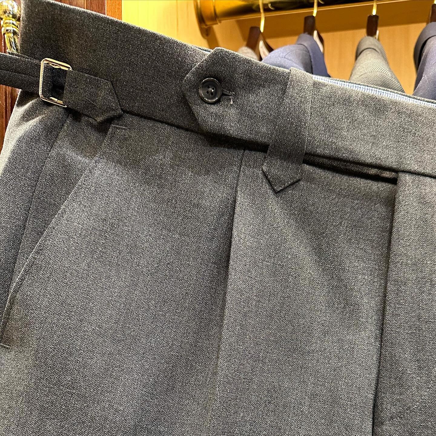 Details on these made to measure Fimeresco material trousers.
- Extra deep waistband 
- Extended waistband
- Side adjusters 
- Large front belt loop
- Single pleats
- Back pocket with flap 
- Candy stripe interior

Fabric by @harrisons1863 - Finmeres