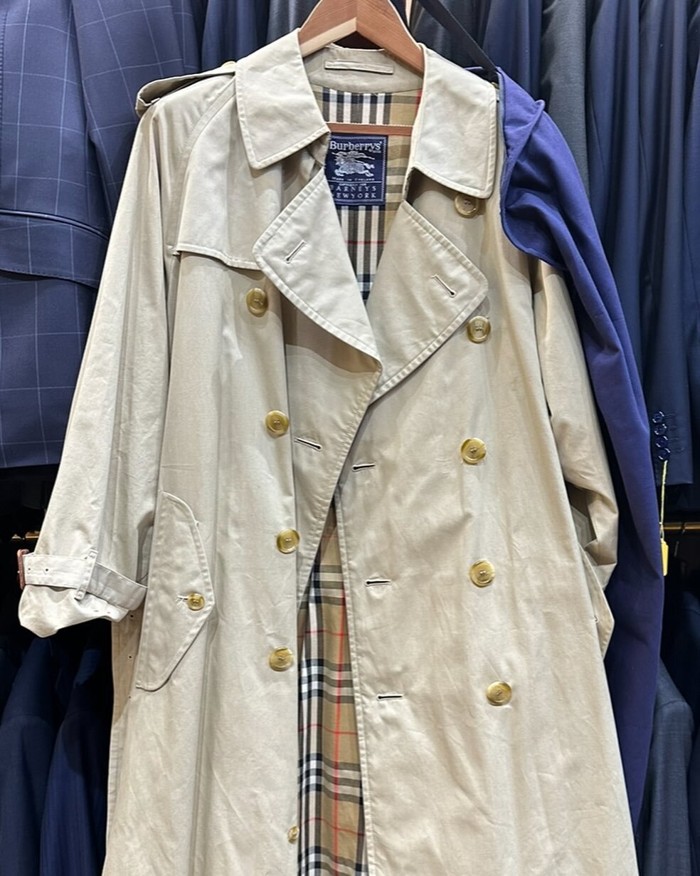 Certainly seeing a theme lately with the oversized 80&rsquo;s and 90&rsquo;s raincoats being purchased from various platforms and bought into us for tailoring.  This is a Burberrys - Made in London but for Barneys New York!!

#madeinengland
#100%cott