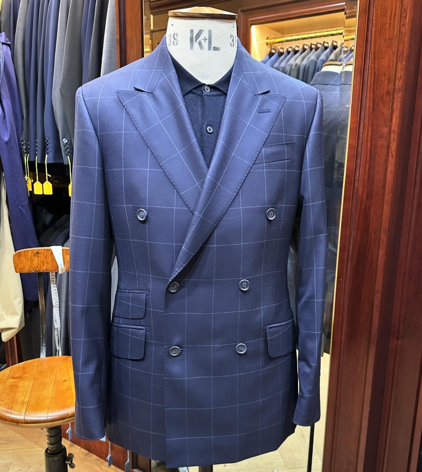 Our latest addition to the Ready to Wear range is this stunning Navy Blue Window Pane check in Double Breasted.

#doublebreastedsuit #readytowear #newsuit #drapersitaly