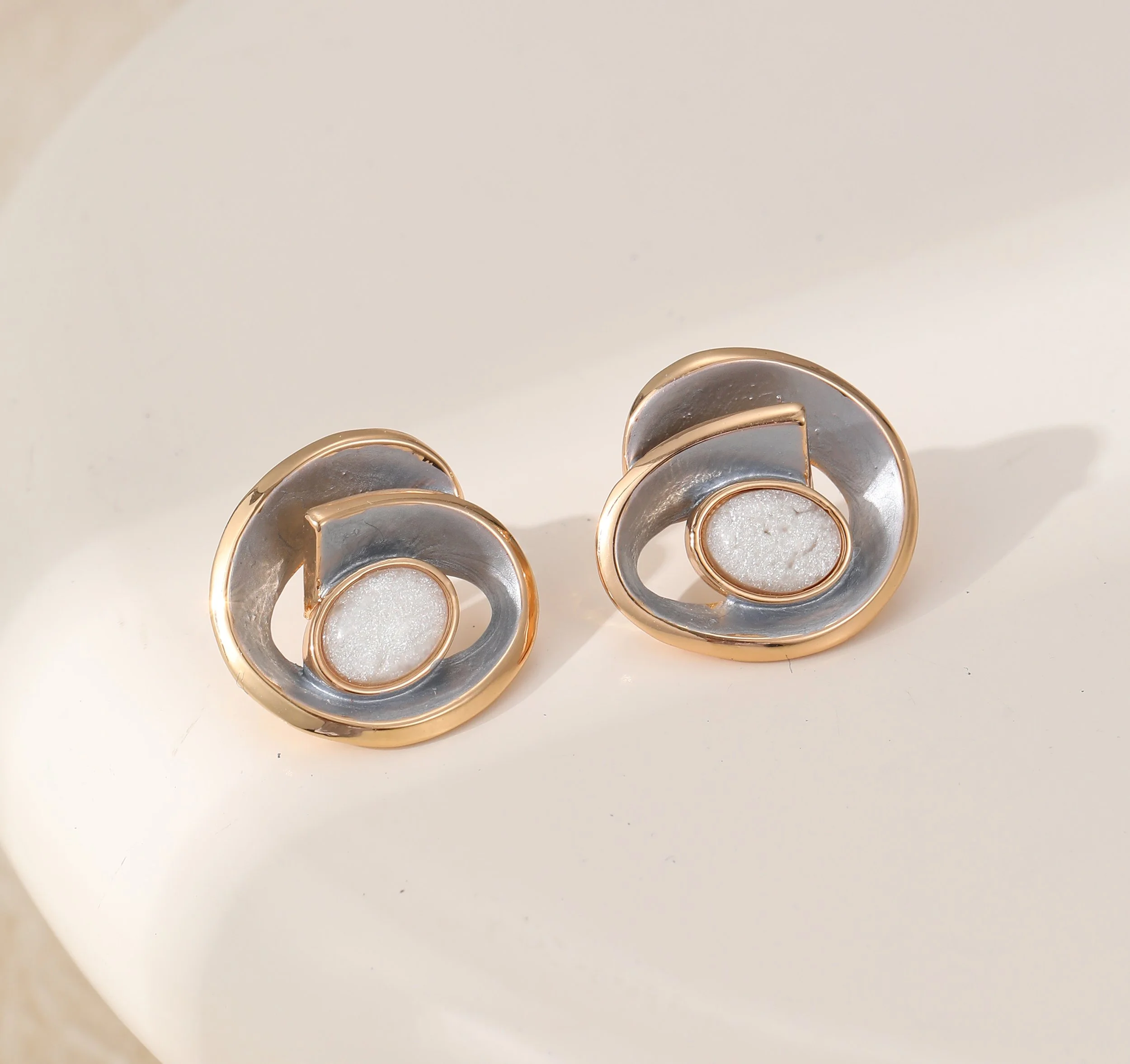 E102544S.  Stud earrings
