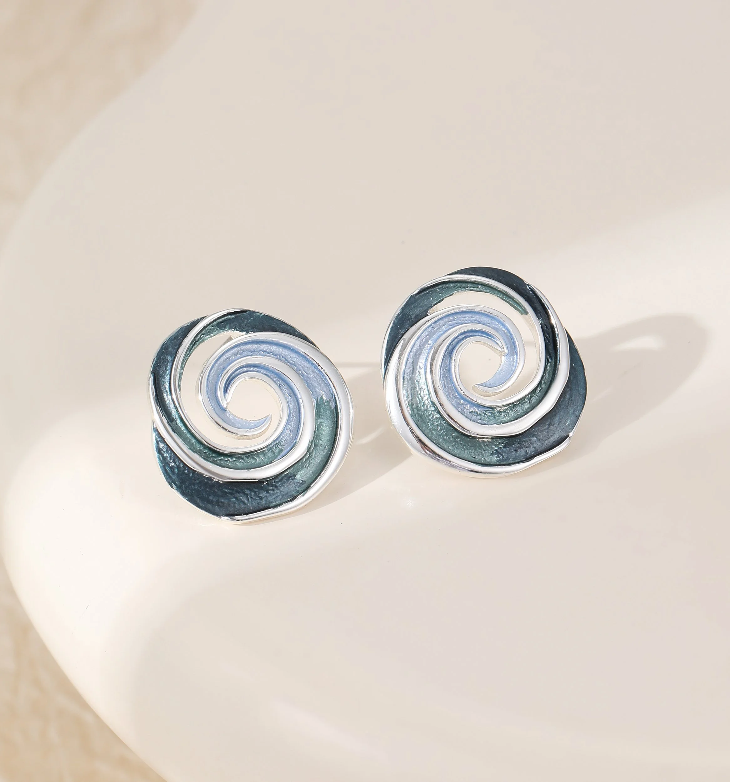 E102552S.  Stud earrings