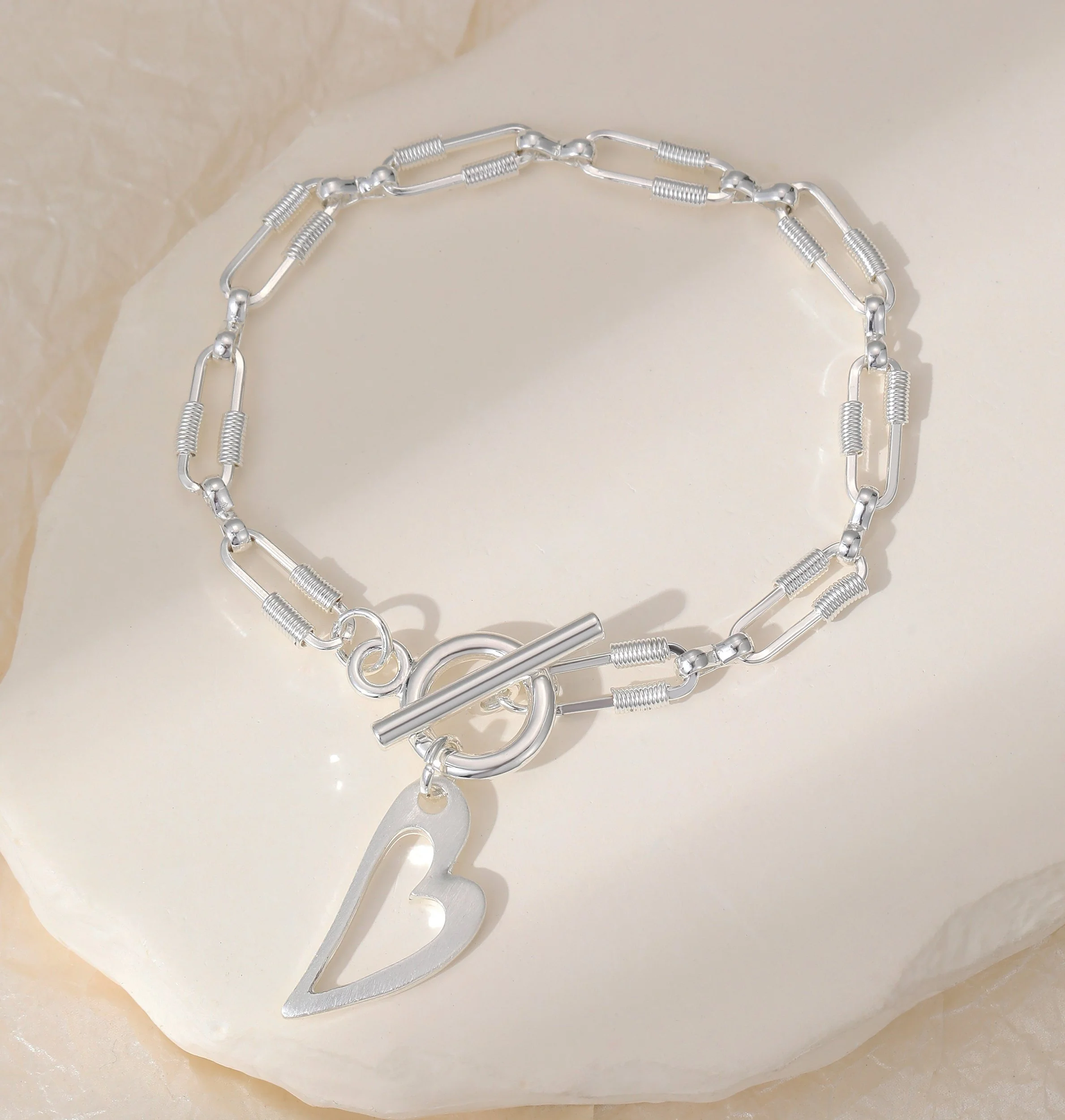 B302342S.  Heart link bracelet