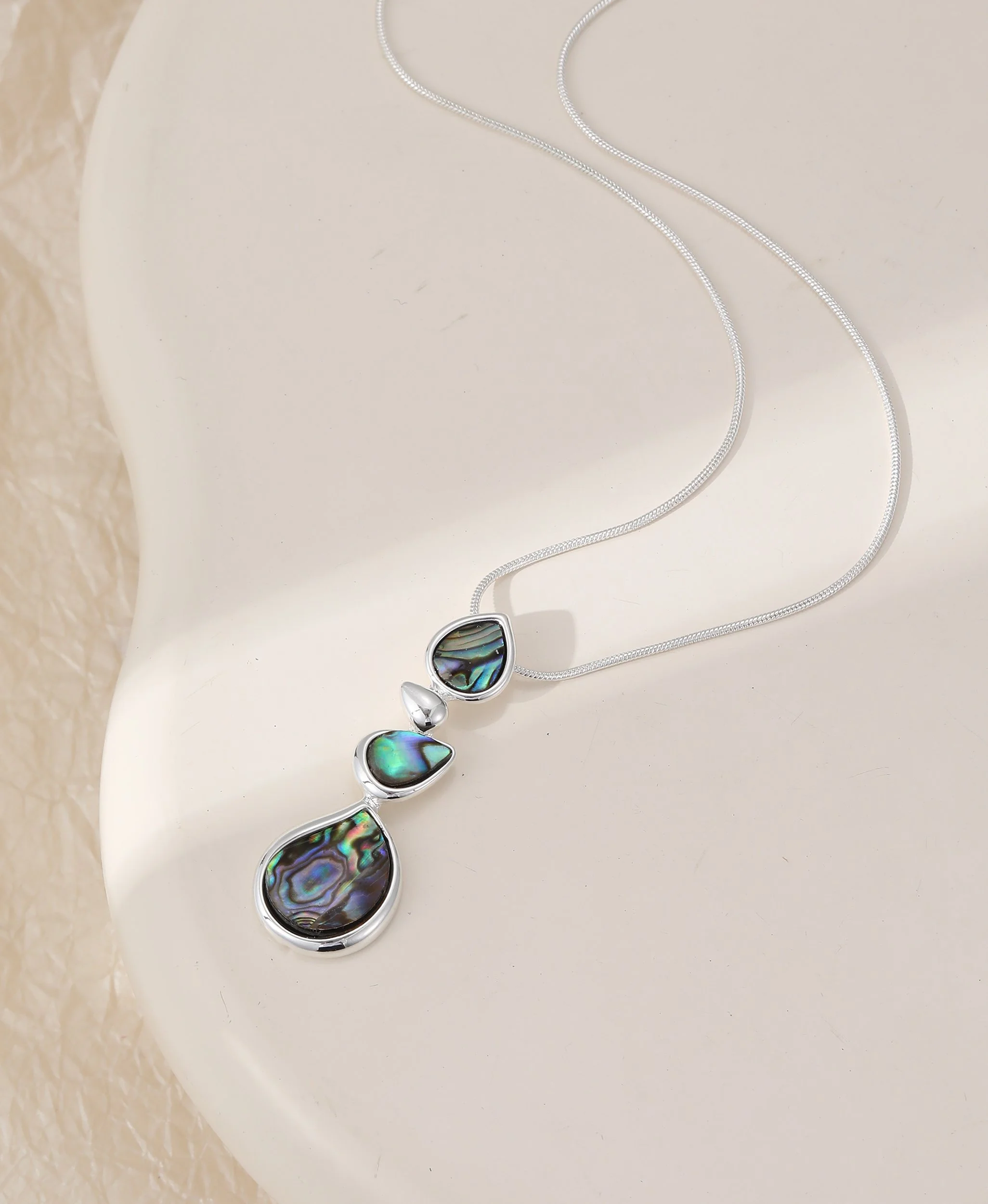 N603325S.  Paua shell necklace