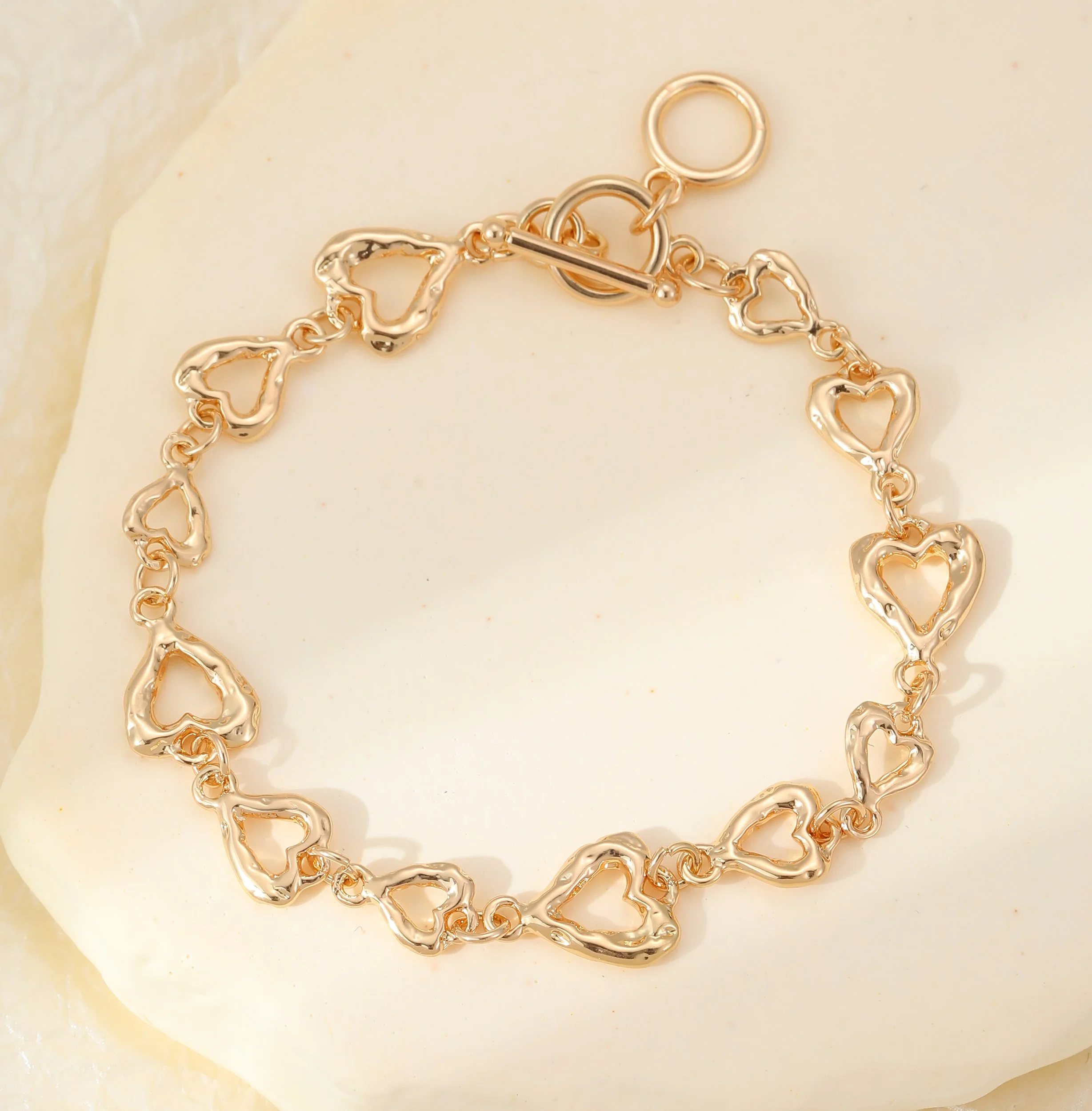 B302235G.  Gold heart bracelet