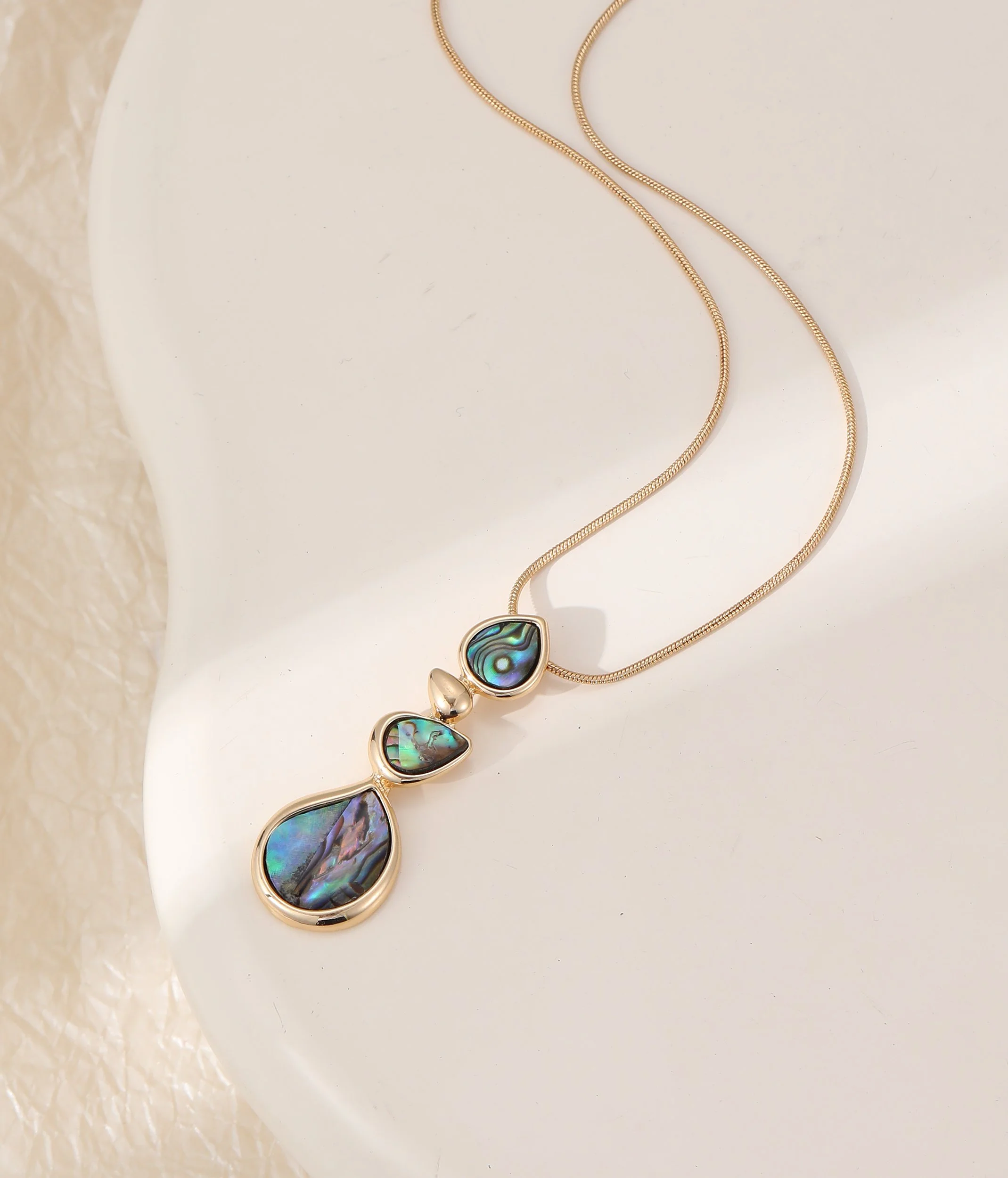 N603325G.  Paua shell necklace