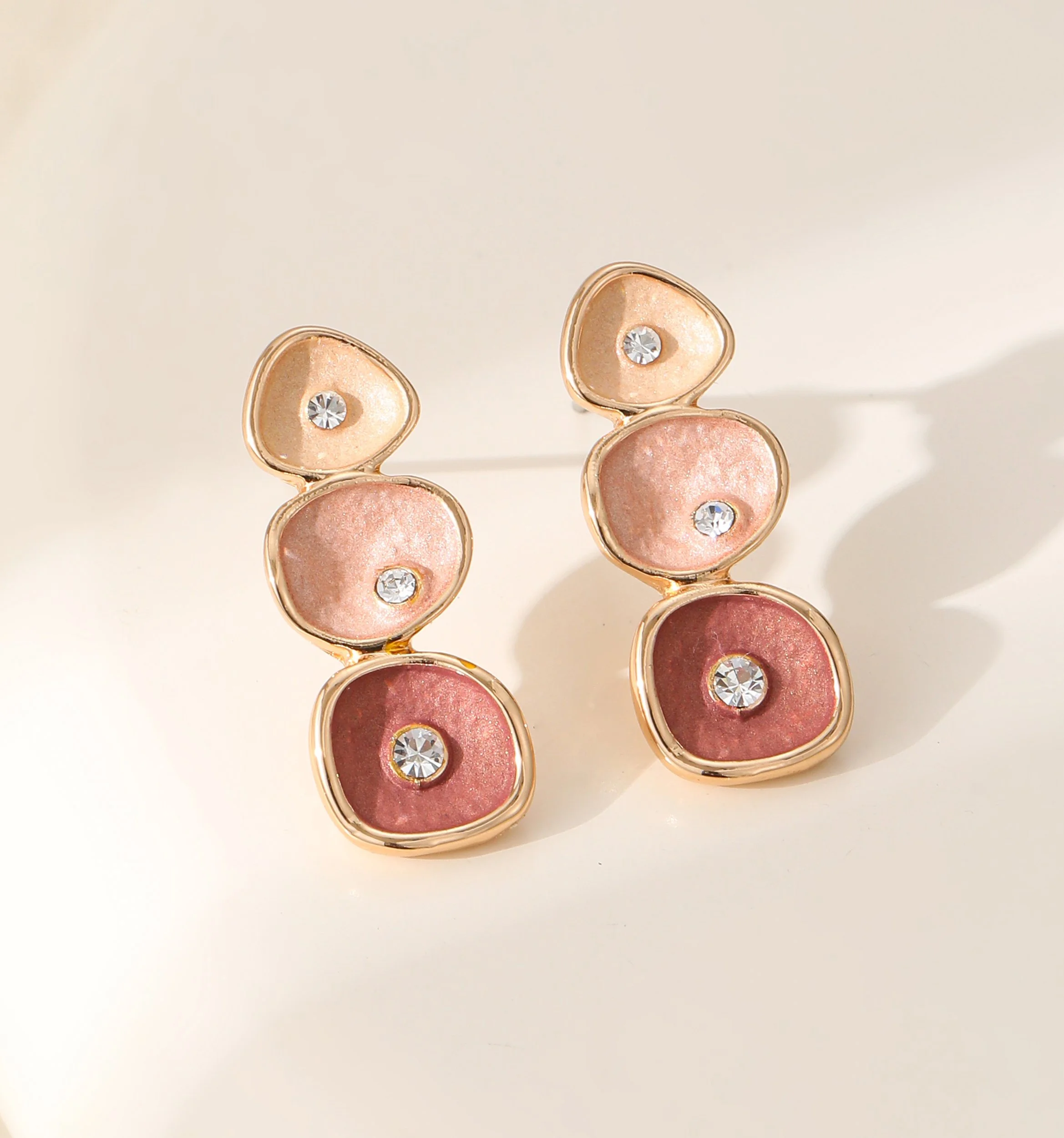 E102584G.  Earrings