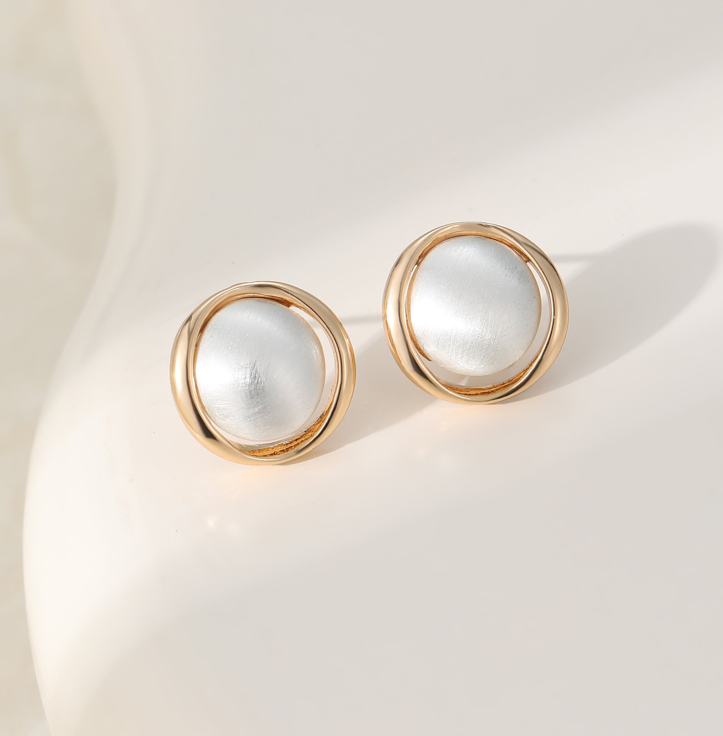 E102574SG.  Earrings