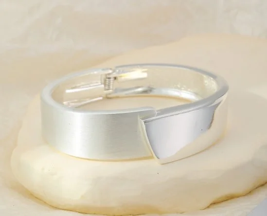 B302221S.  Cuff bracelet