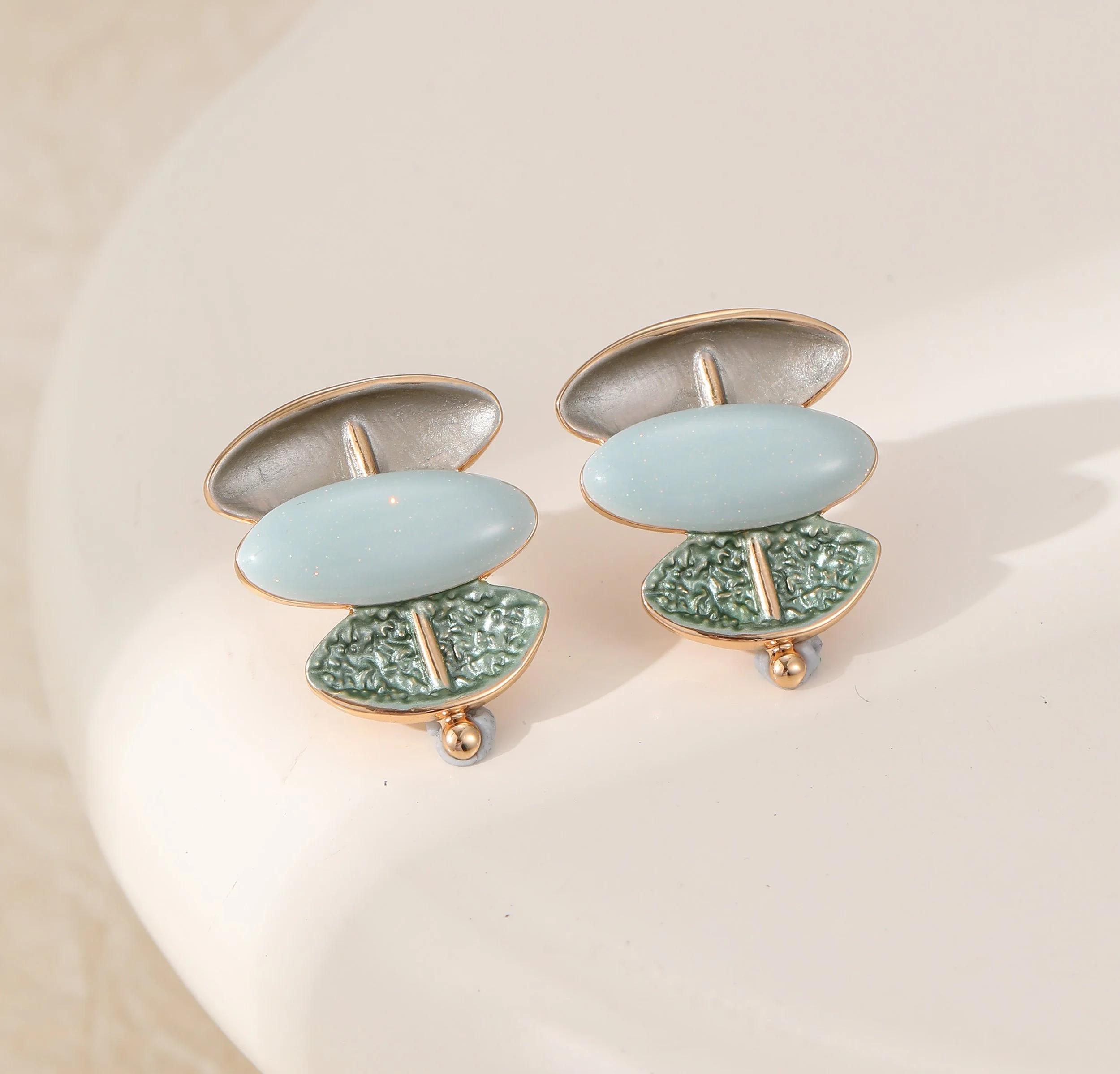 E102548G.  Stud earrings