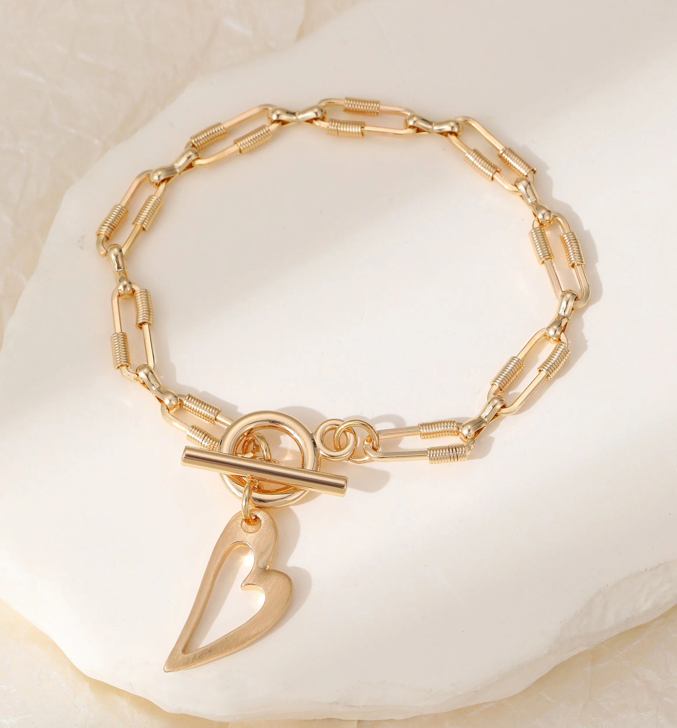 B302342G.  Gold link heart bracelet
