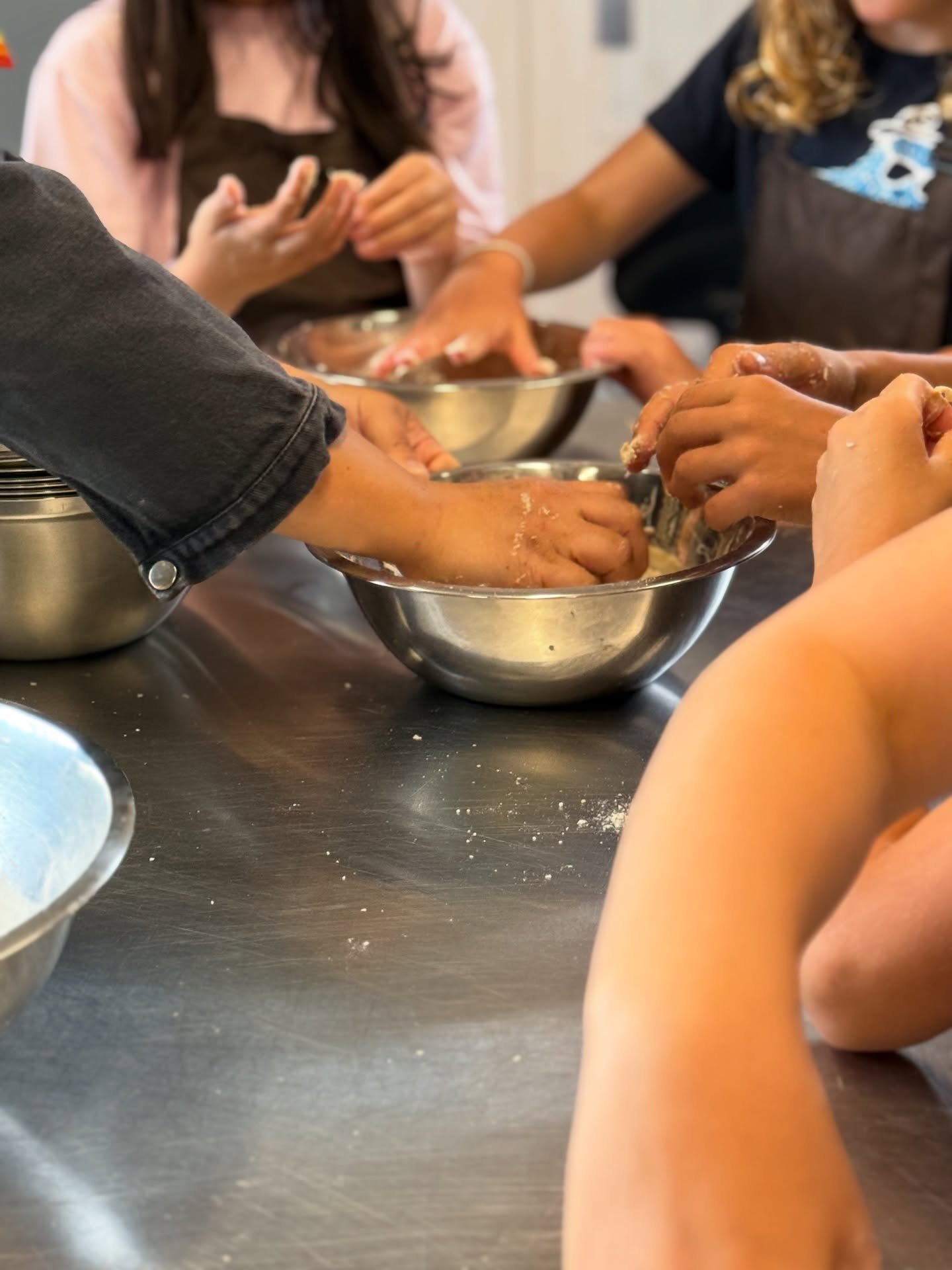 ✨ Where food becomes art, and art becomes connection.
The Artsy Supper Club isn’t just a dinner — it’s an experience that lives in the in-between creation and conversation— it fosters connection. 
In collaboration with @clar