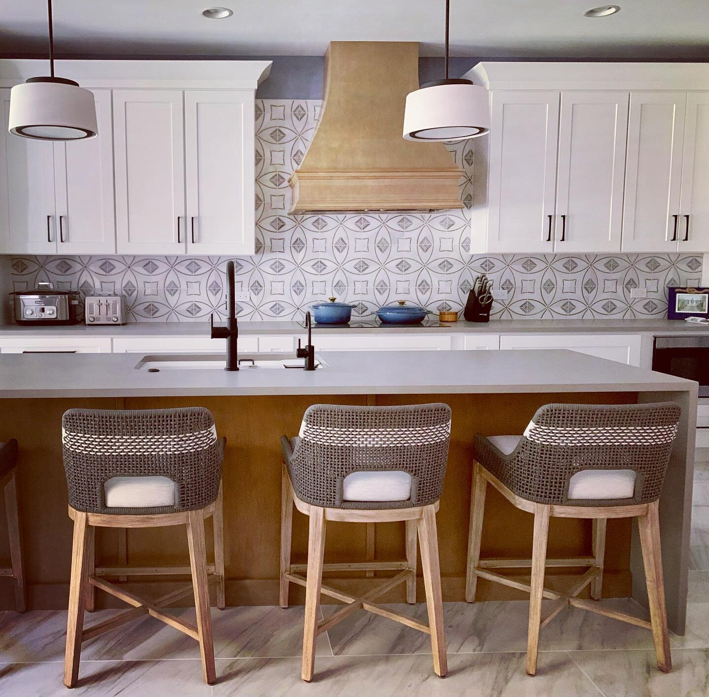Dying to share these beautiful counter stools that we delivered yesterday, they are just awesome in every way! #annkottlerhome #kitchendesign #kitchenfurniture #islandseating #interiordesign #essentialsforliving #countryclubestatesclient