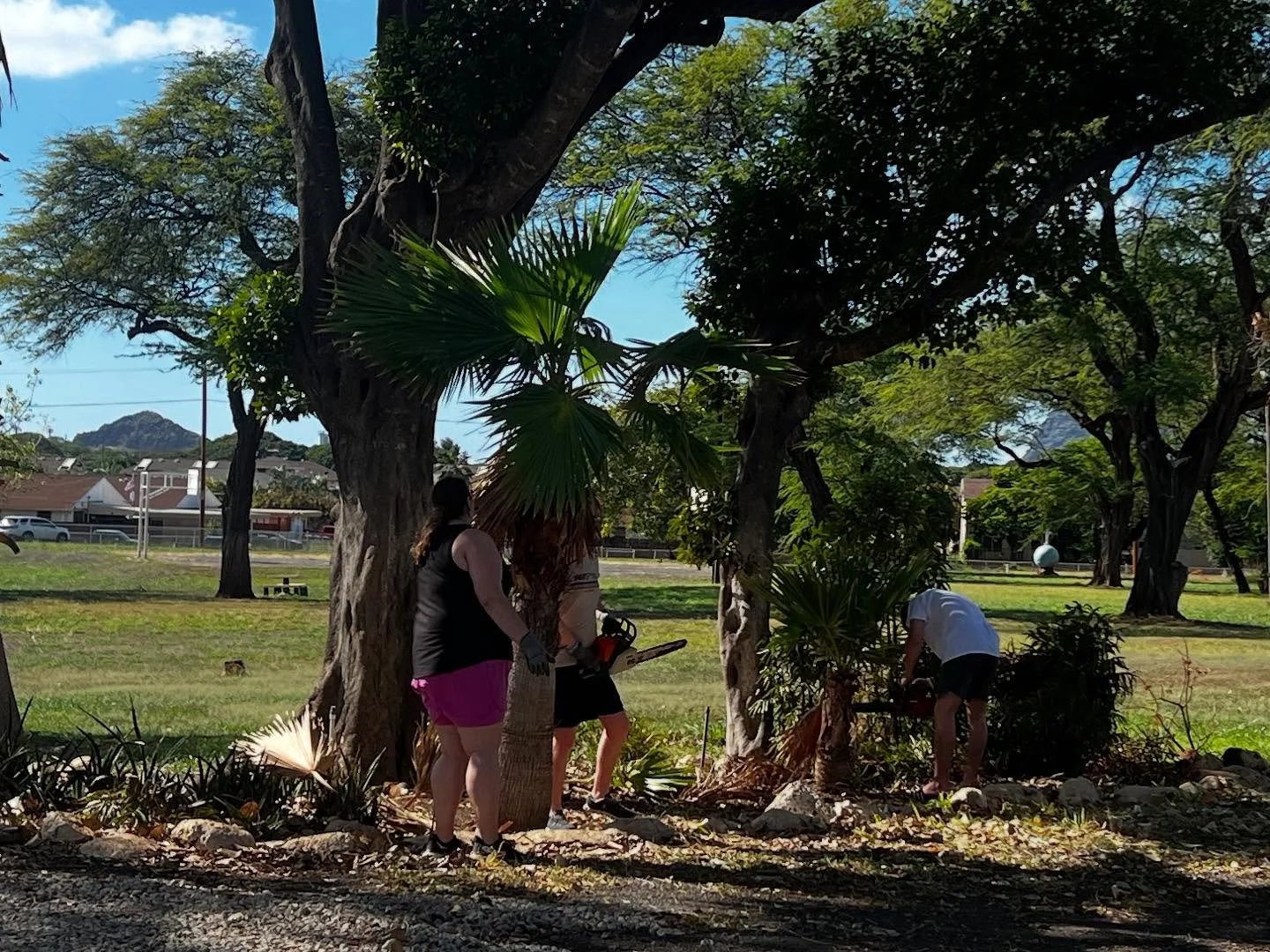 Great to have @bcmoahu out again with mission group from Carson Newman University in Tennessee! They did lots of much needed landscaping especially after the rain we’ve had here on the westside! 🙌 Mahalo!