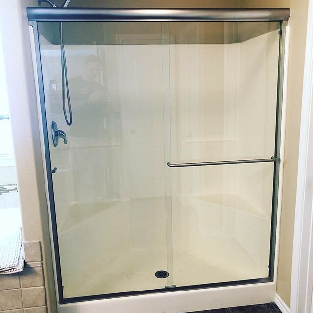 What keeps water inside your shower and prying eyes out? 🤔 A shower door! Well, not this one, this has clear glass, but you can always get the glass textured or foggy. Still looks great and keeps water in.👍 #ihandymeridian #meridianidaho #boise #tr