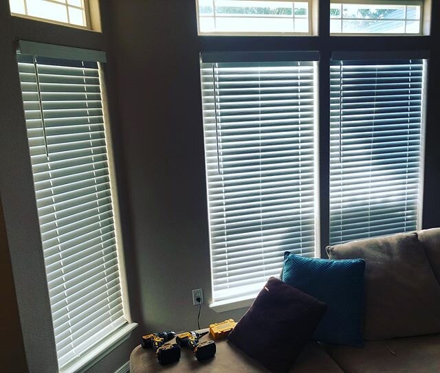 Starting the day off installing new blinds. The old blinds were literally falling apart and one was even cut too wide and would get stuck. So, old ones out and these new faux wood blinds from @homedepot in. 🌞#ihandymeridian #meridianidaho #boise #ha