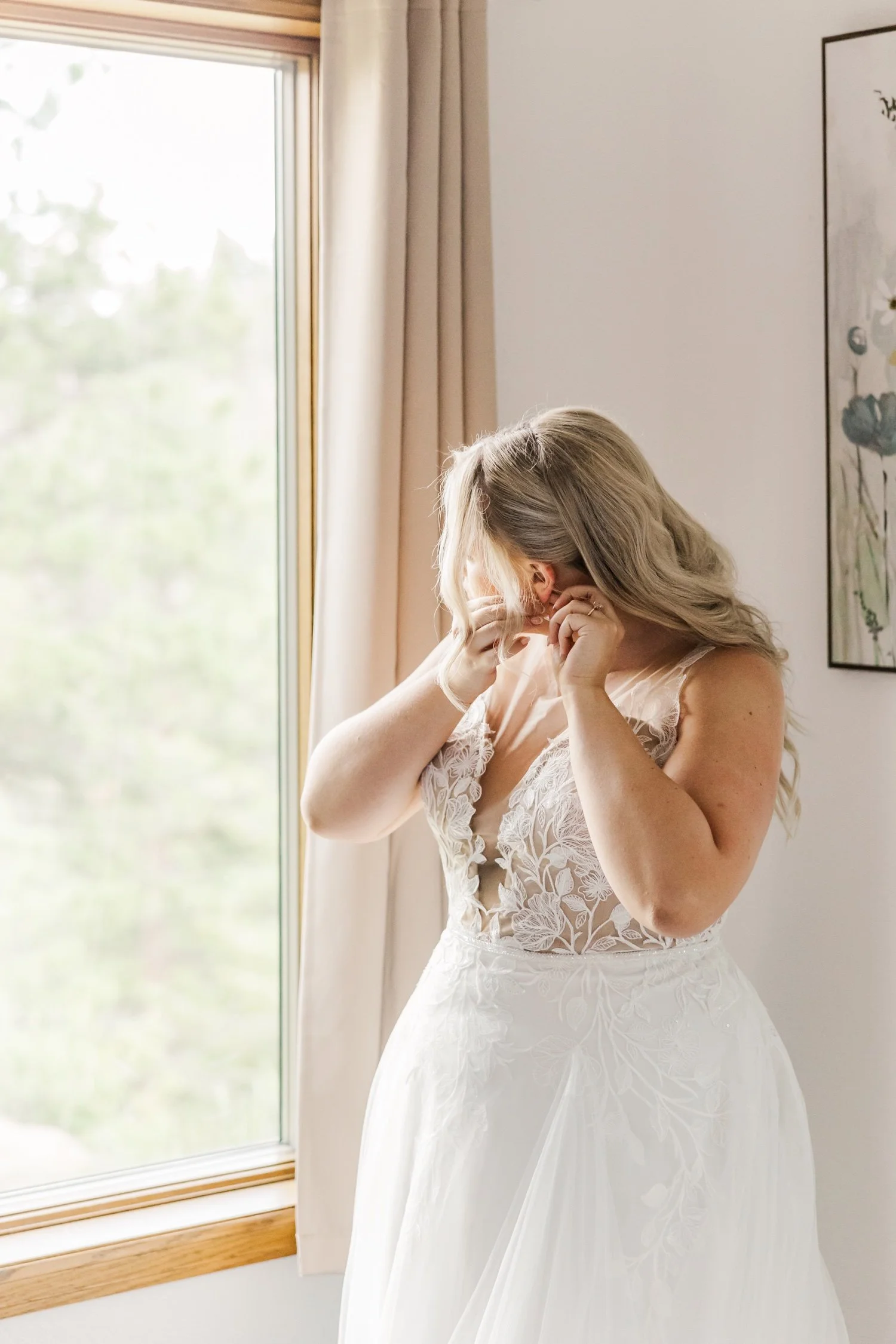 06_bridal-attire-colorado-wedding-at-beaver-meadows-resort-ranch.jpg