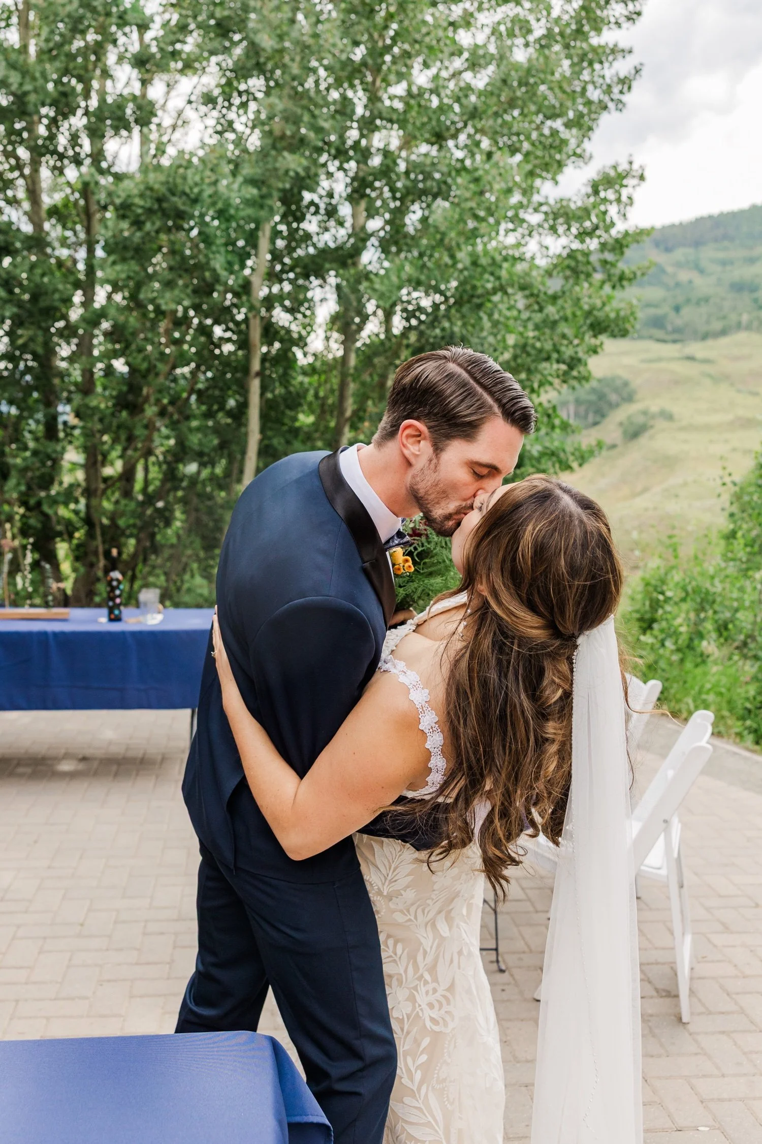 23_bride-and-groom-kiss-at-outdoor-wedding-venue-crested-butte.jpg
