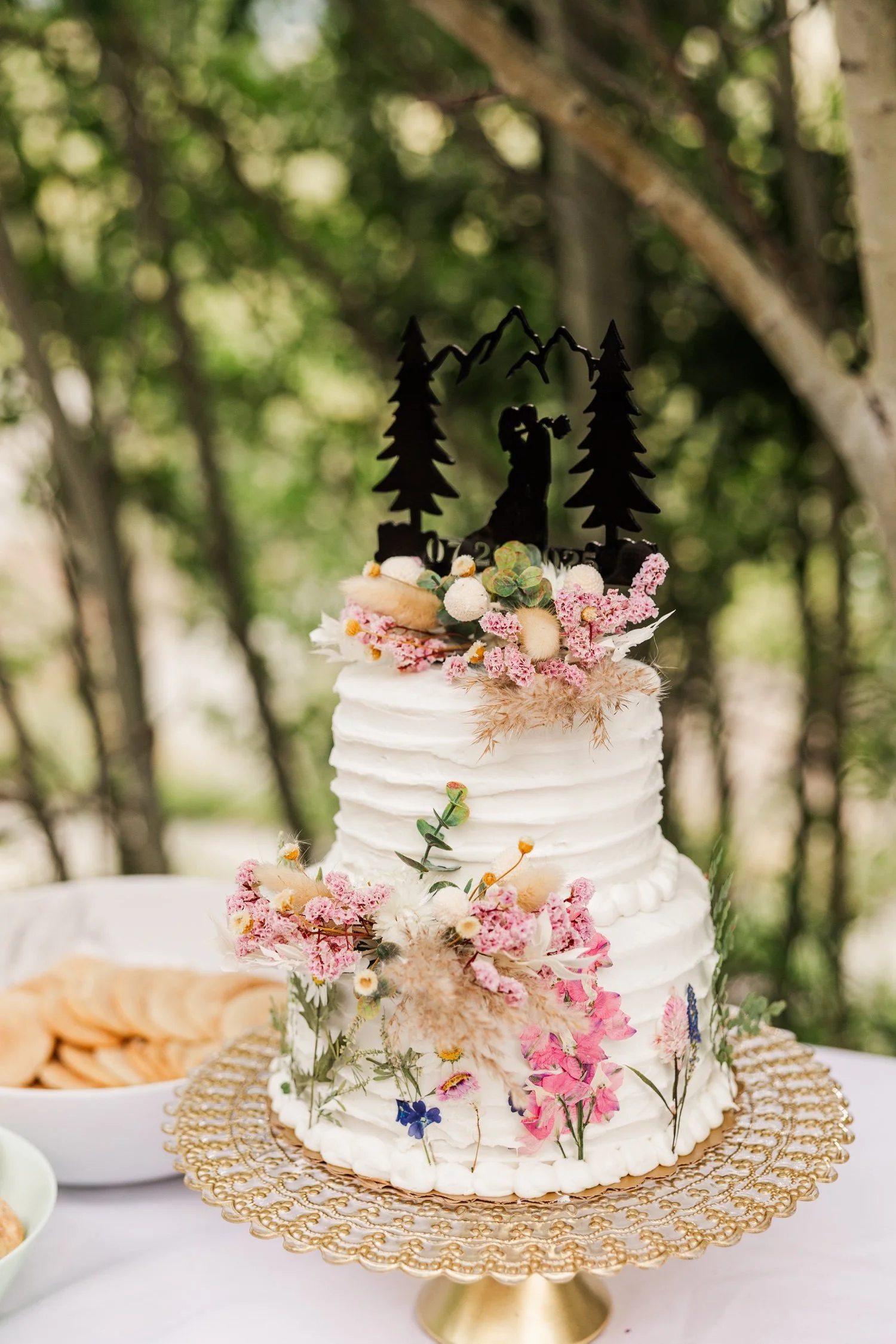 34_wildflower-wedding-cake-decor-colorado-wedding.jpg