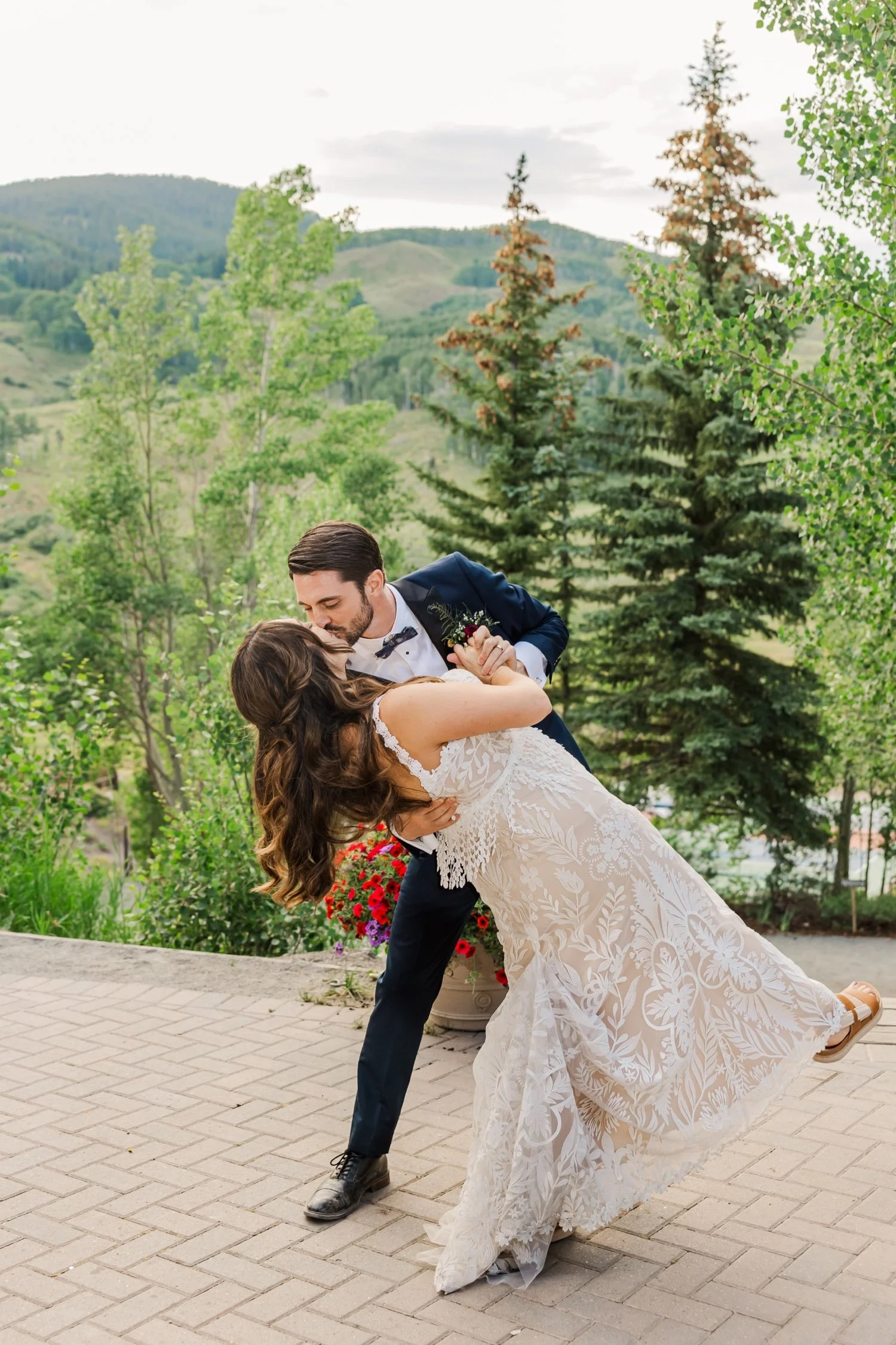 39_outdoor-wedding-venue-colorado-bride-and-groom-first-dance.jpg