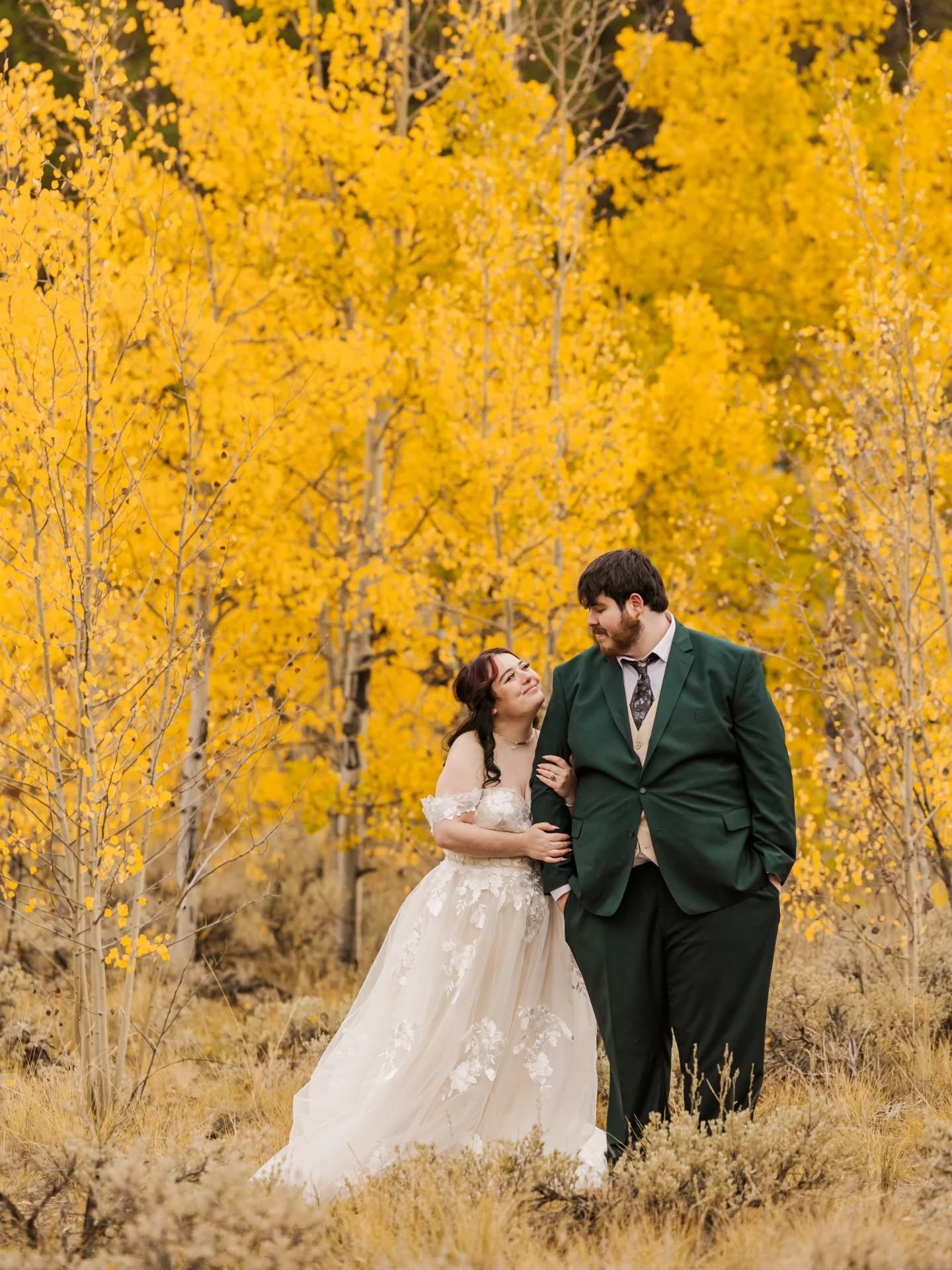Eloping in the fall is elite (and yes I AM biased because that's what I did hehehe)

I love love love the fall for the colors of COURSE but there's so much more about fall that make it so special! 

The cooler temps, no bugs (!!!), the possible snow 