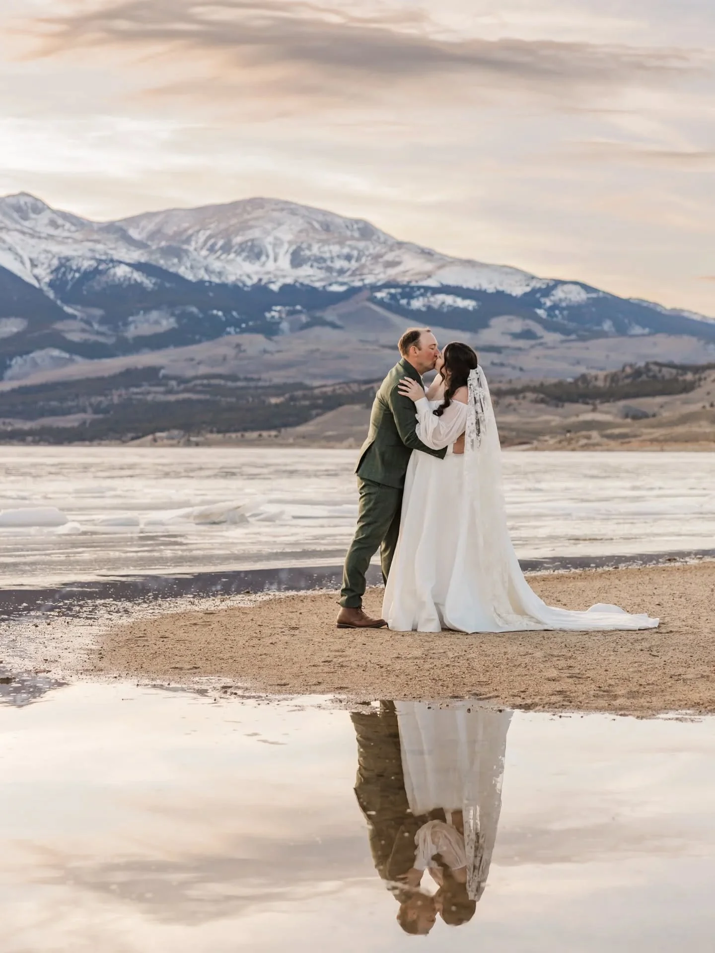 The first elopement of the year, and I'm absolutely obsessed!! 😍

M&amp;P stayed at the incredible @alpenglowcabin as their Basecamp for a wintery wedding weekend. This was the perfect spot for them to get ready and share a first look!

After that t