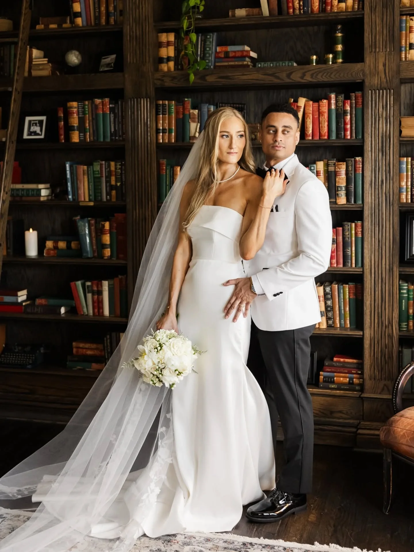 No shortage of gorgeous places to take photos at @themanorhouseco which is one of my favorite venues in Denver! 🤩

The iconic library, the facade of the mansion, the fields overlooking the foothills, and the custom bar just scratch the surface of al