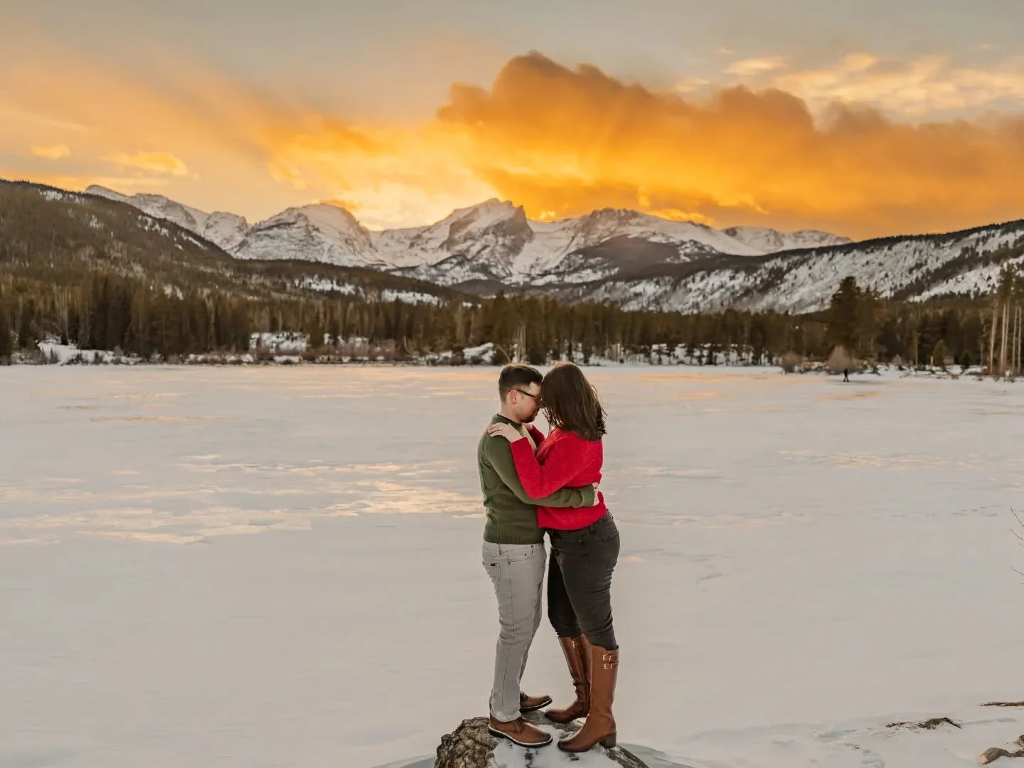 RMNP gave us a real show the other night for Sarah and David's engagement sesh!! 🤩

We saw some great wildlife and enjoyed an insane sunset at Sprague Lake, with some fresh snow to really give the winter vibes these two were after!! 

Truly never a 
