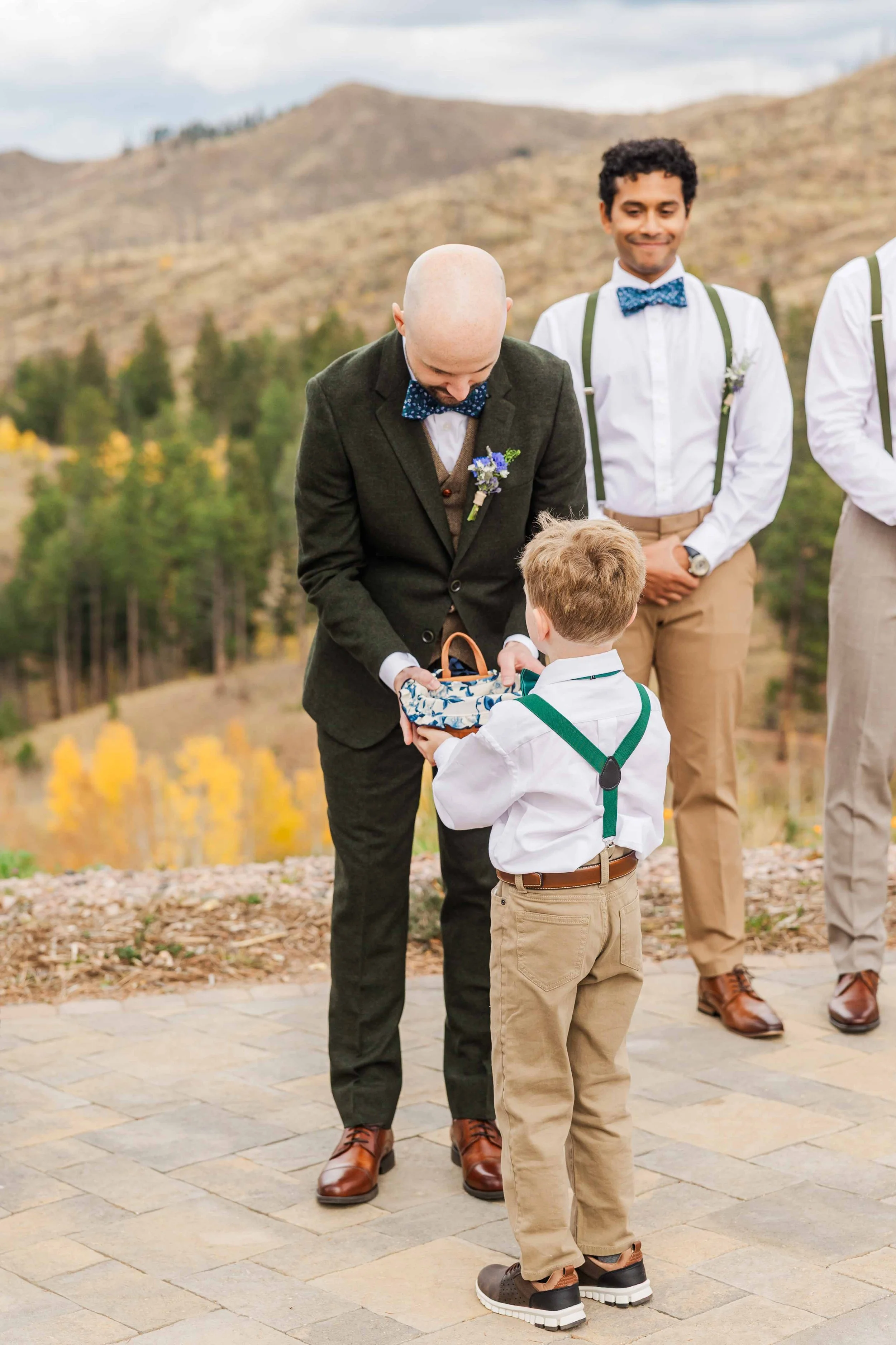 18_casual-groomsmen-attire-wedding-ceremony-pikes-peak-ranch-colorado-springs.jpg