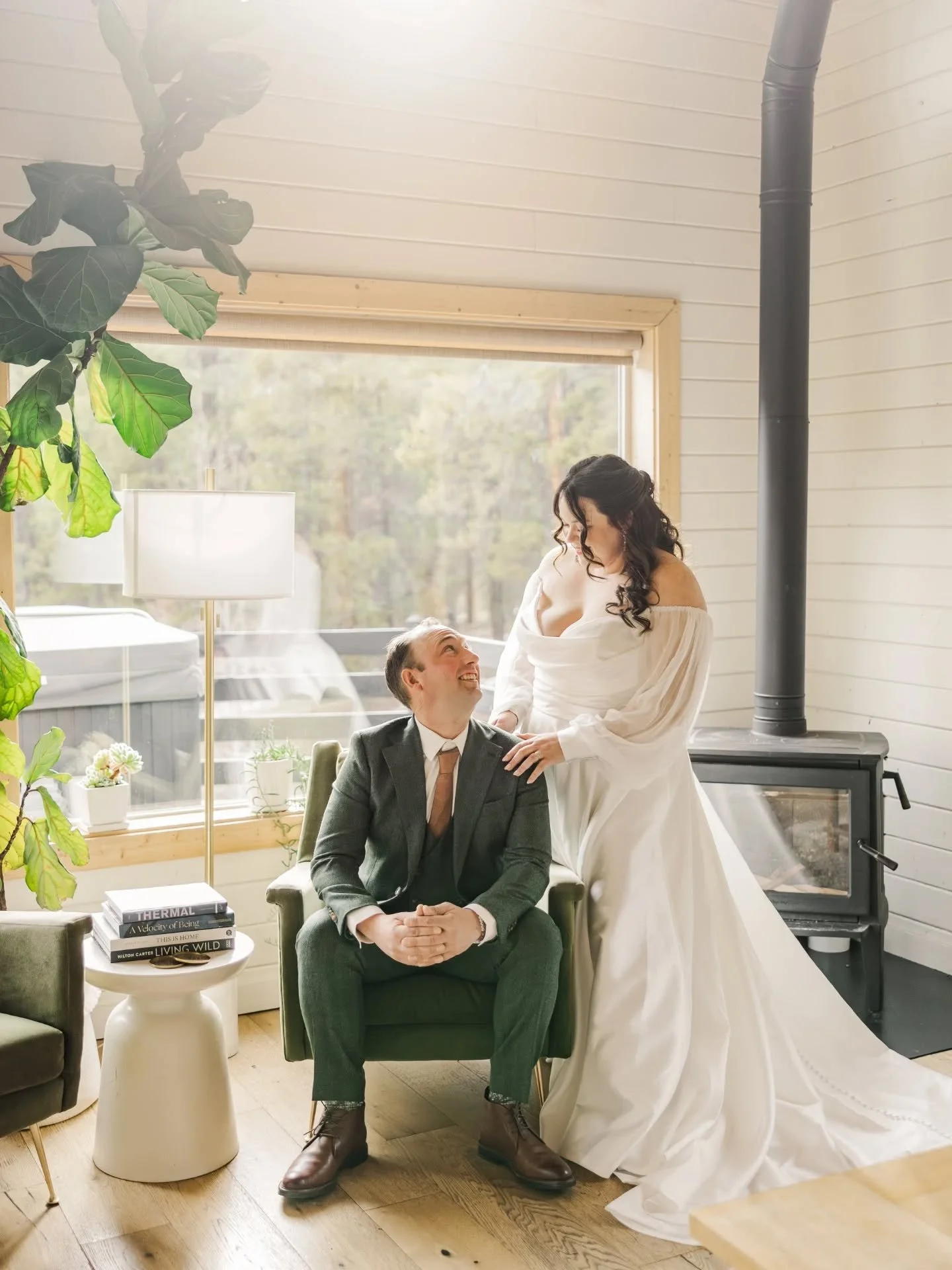 There is no better basecamp for your Colorado elopement than @alpenglowcabin 🤩

Every. Single. Detail. Of this incredible space is so carefully curated and thoughtfully put together. The owners have created a place that feels welcoming and cozy, but