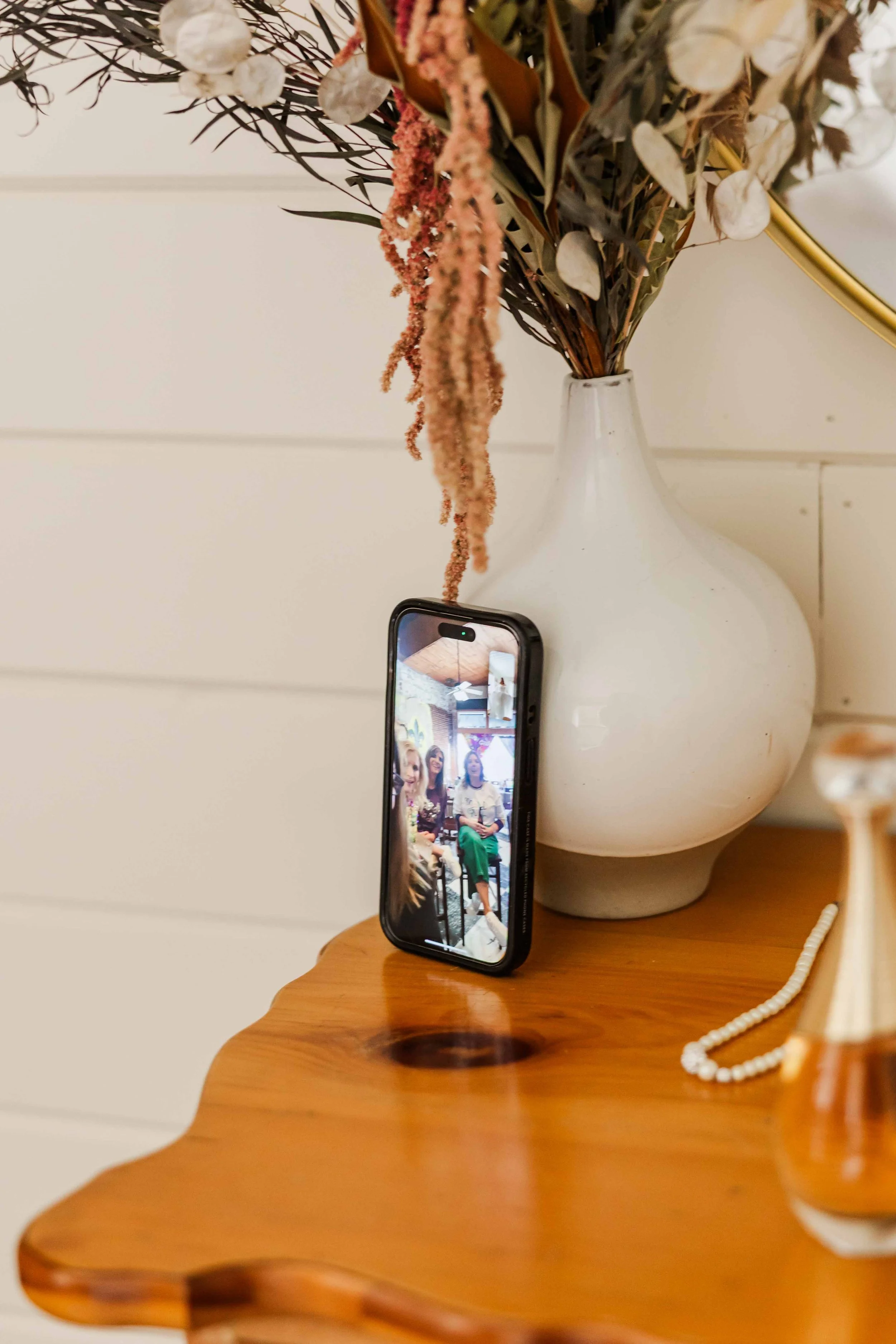 16_bride-facetimes-family-during-colorado-elopement.jpg