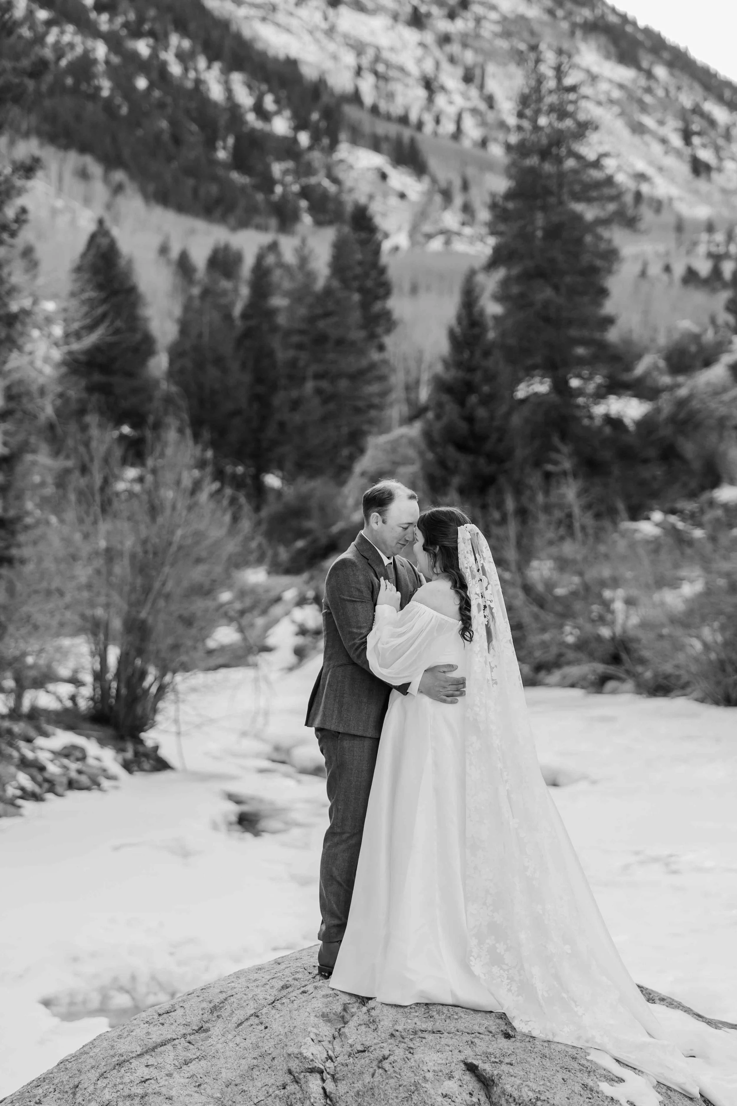 42_winter-elopement-in-twin-lakes-colorado.jpg