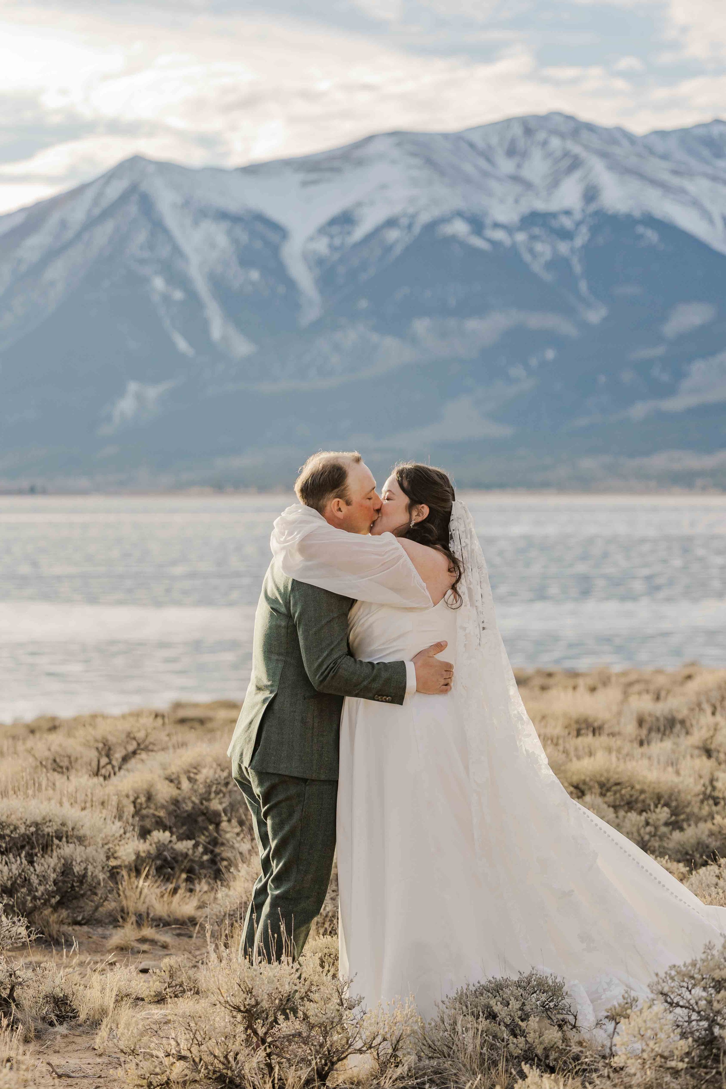 51_couple-embraces-overlooking-mountains-in-twin-lakes-colorado.jpg