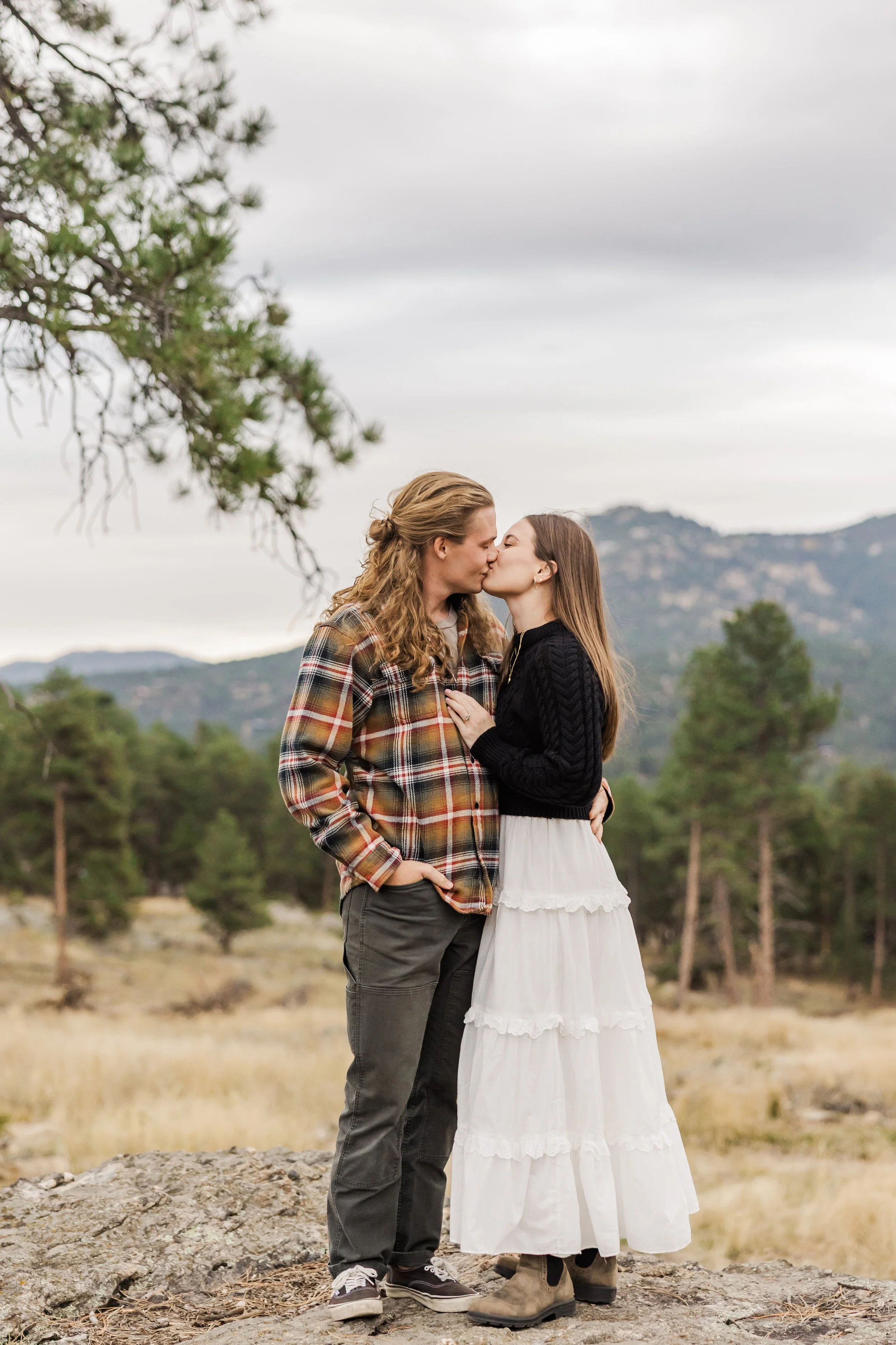 02_colorado-fall-engagement-session-outfit-inspiration-white-skirt-flannel-top.jpg