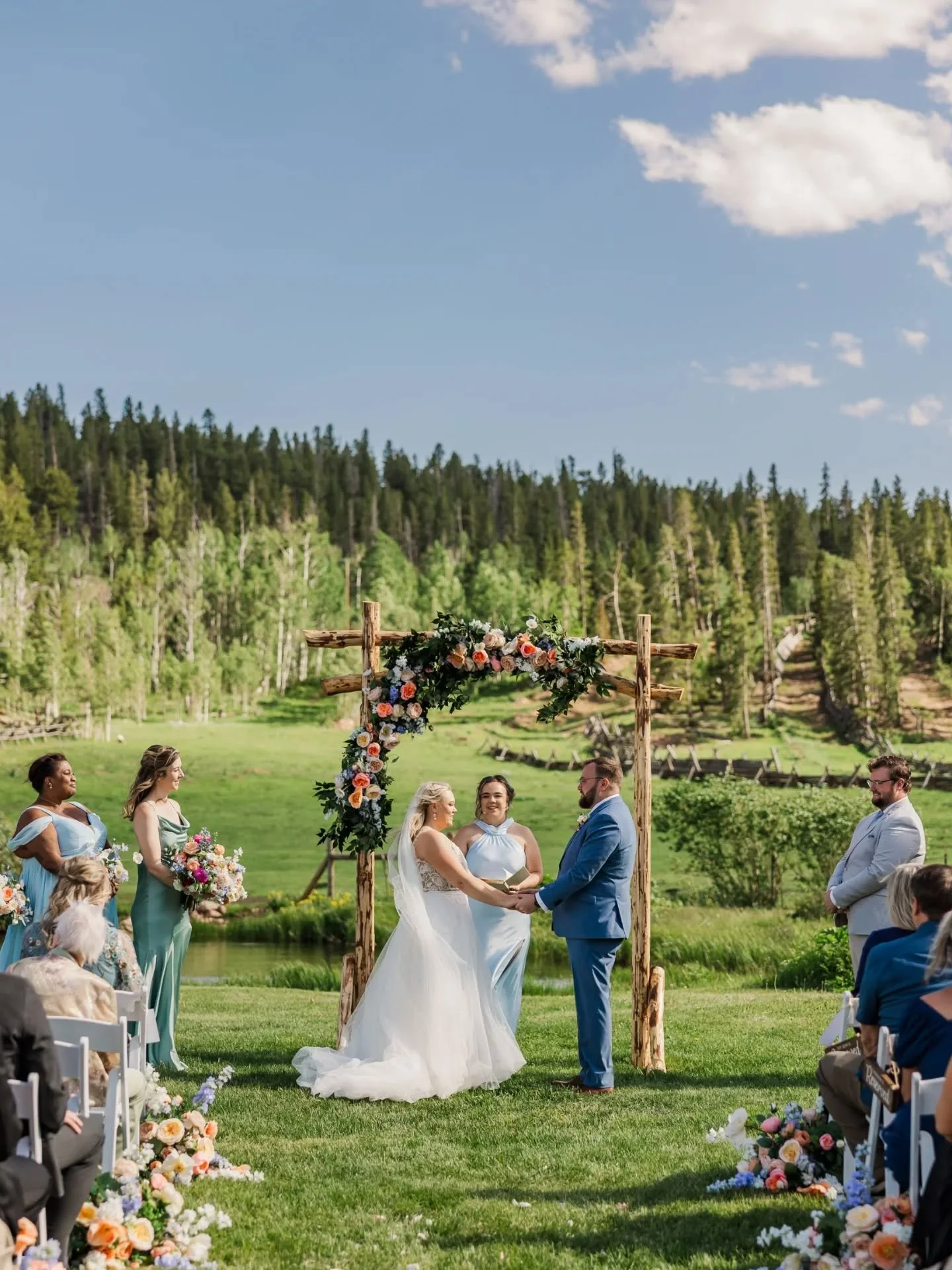 Michaela and Matt had one of the most memorable ceremonies from the 2025 season!

It started off with the herd of horses running through the field behind their ceremony space (I died), sooooo many happy tears, and just a few crazy gusts of wind! Just