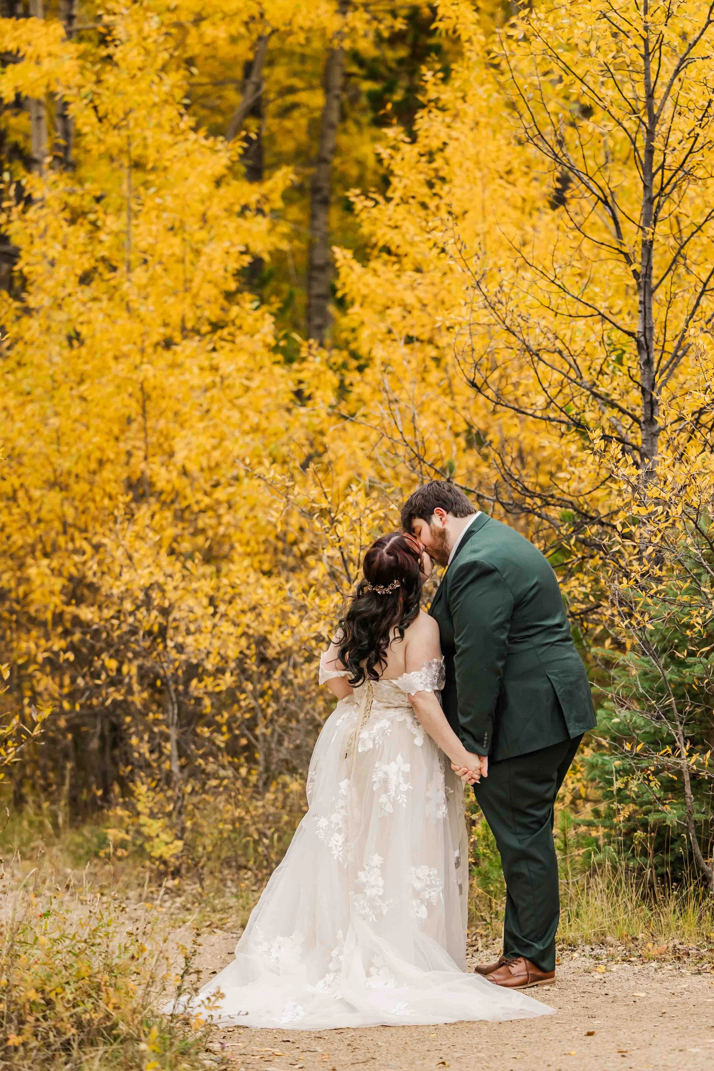 40-colorado-couples-portraits-golden-aspens-fall.jpg