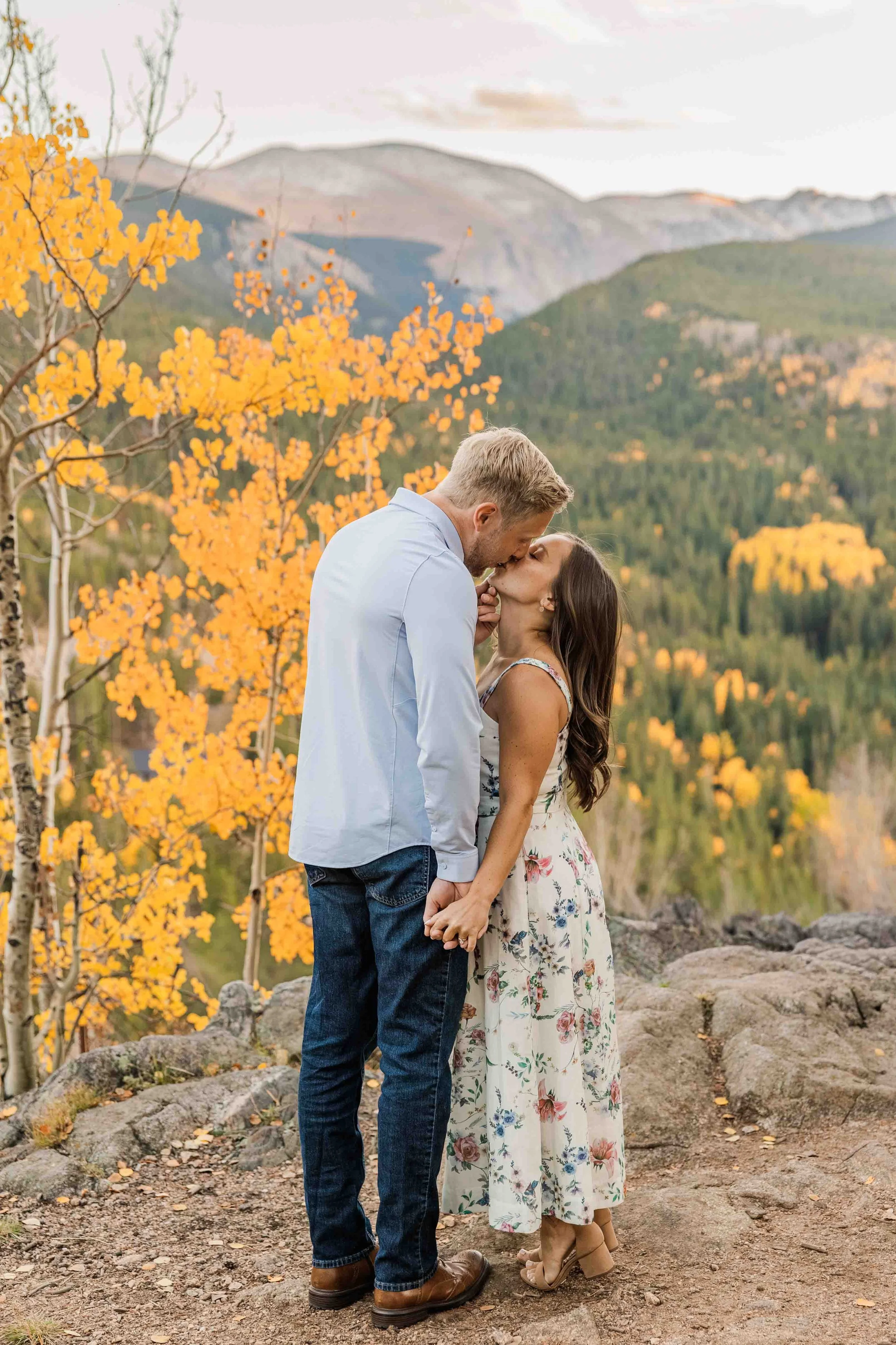21-fall-engagement-session-in-colorado.jpg