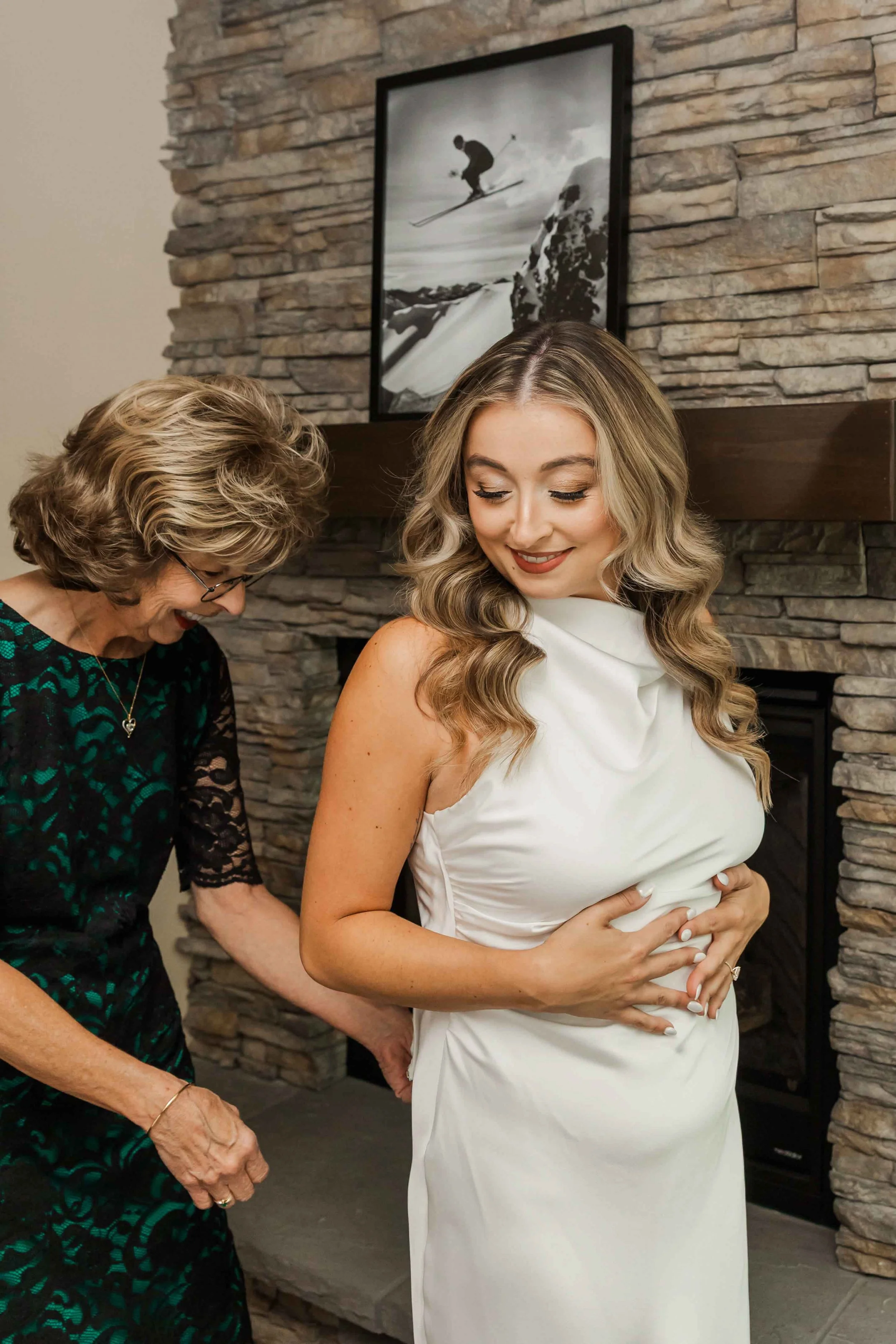 06_bride-gets-ready-in-sapphire-point-airbnb-for-summer-micro-wedding.jpg