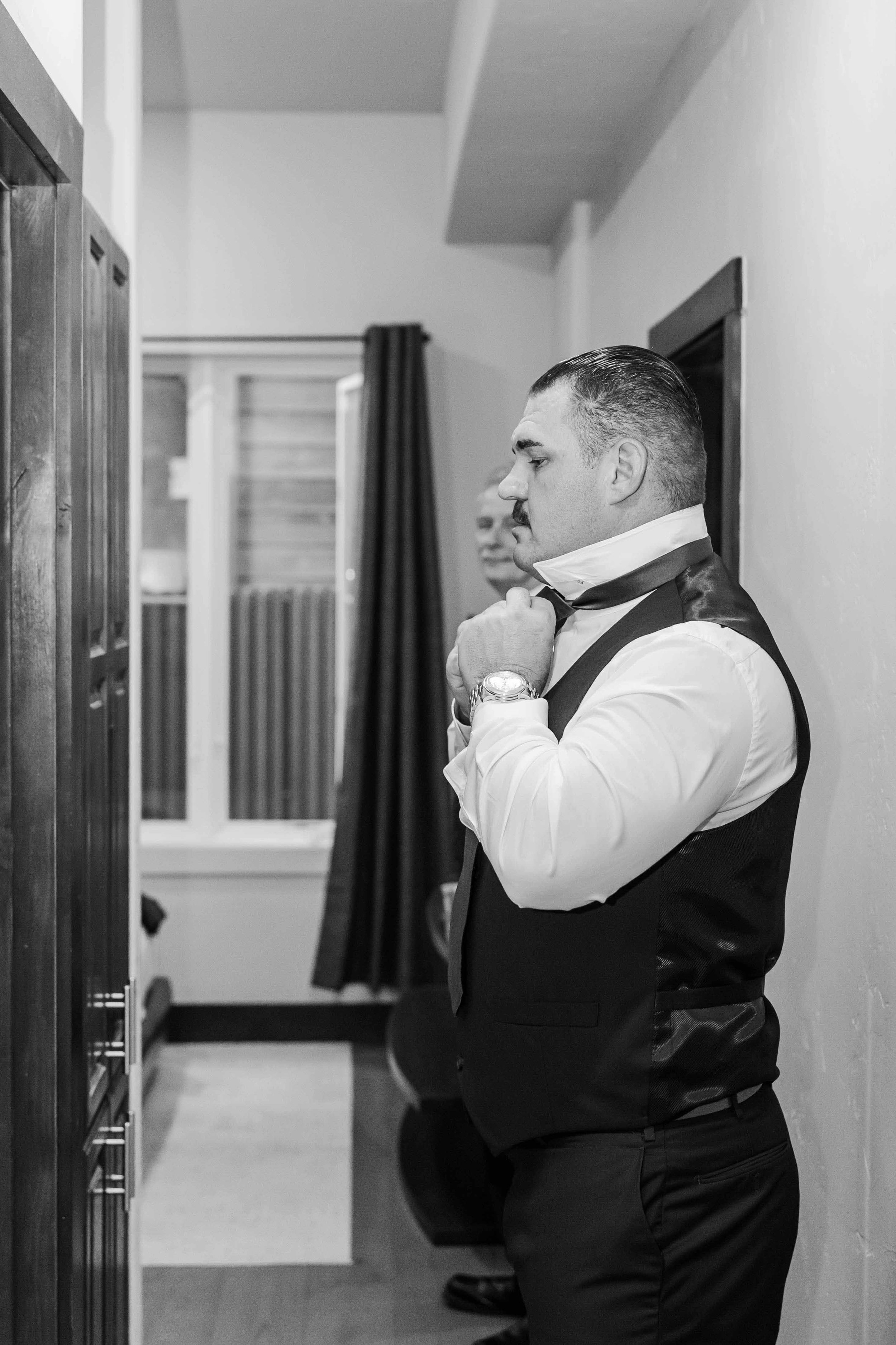 09_micro-wedding-grom-getting-ready.jpg