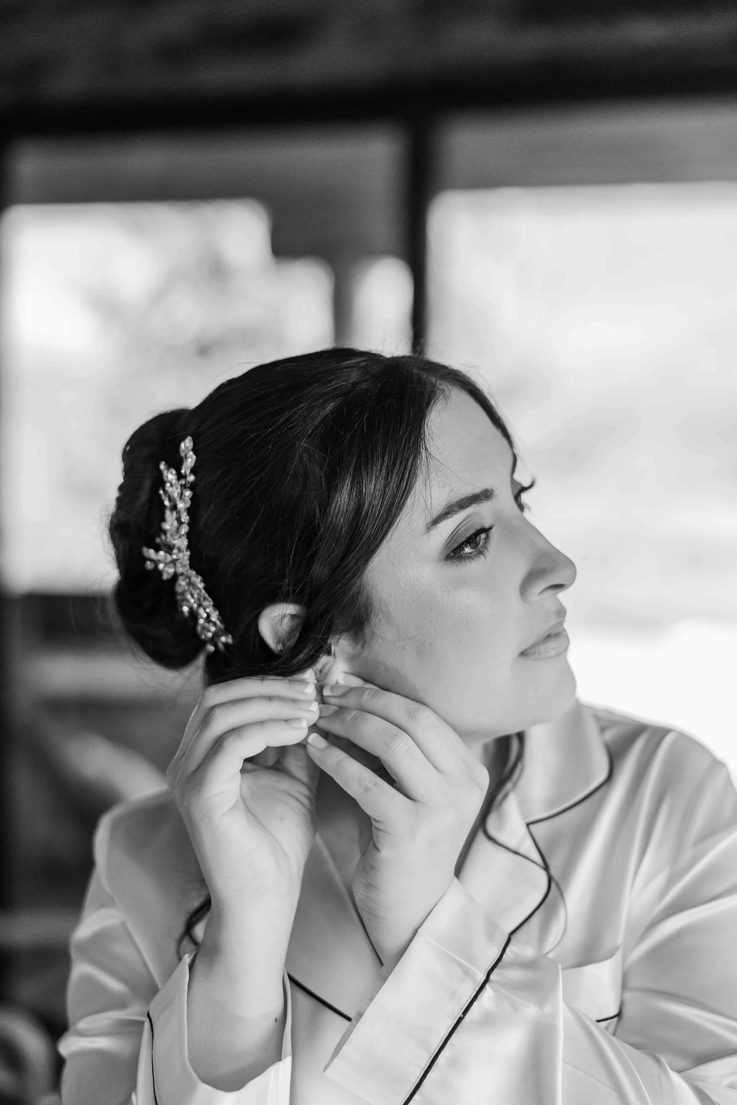 03_bride-getting-ready-in-satin-pajamas-colorado.jpg