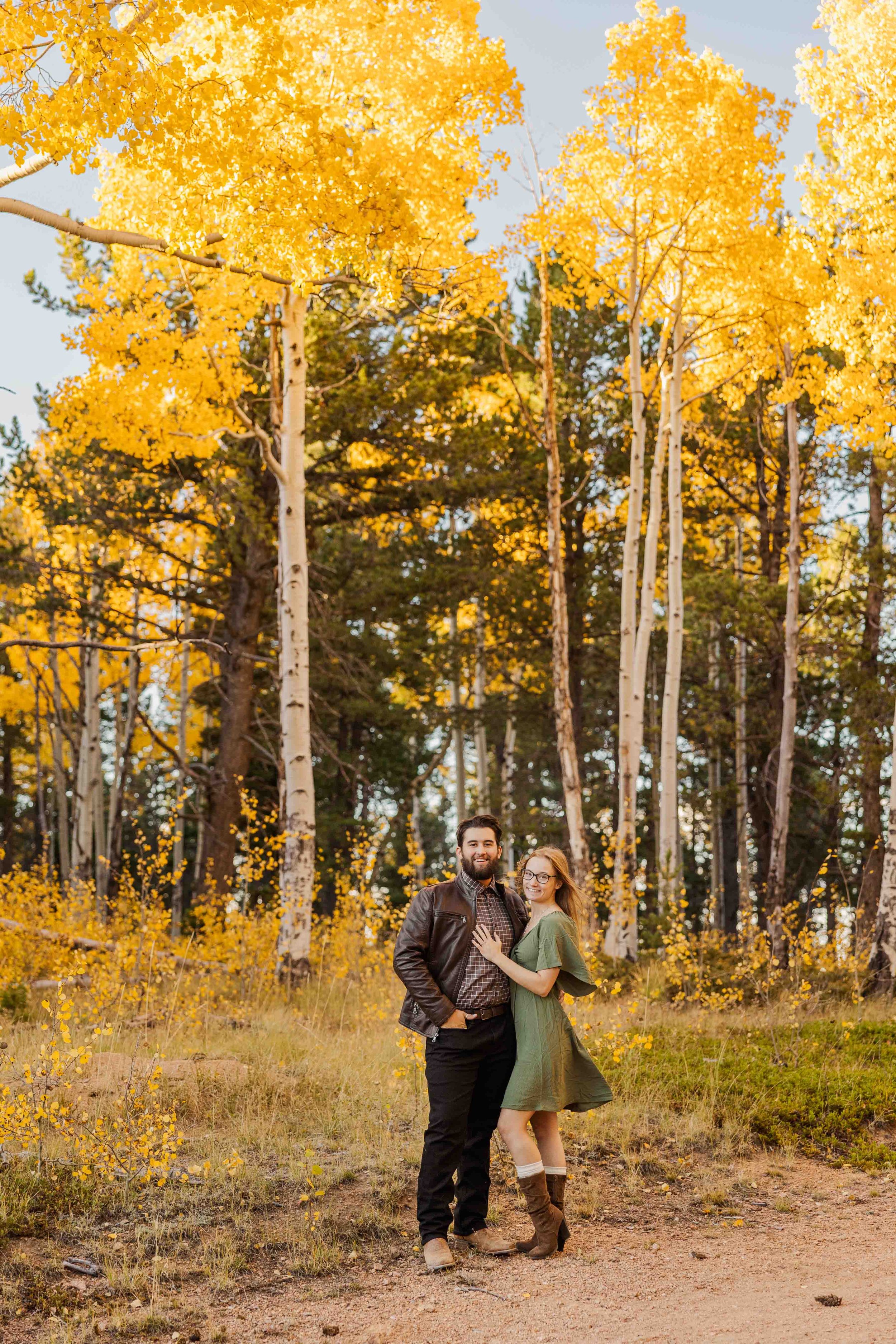 04_colorado-fall-engagement-photos-with-aspens.jpg