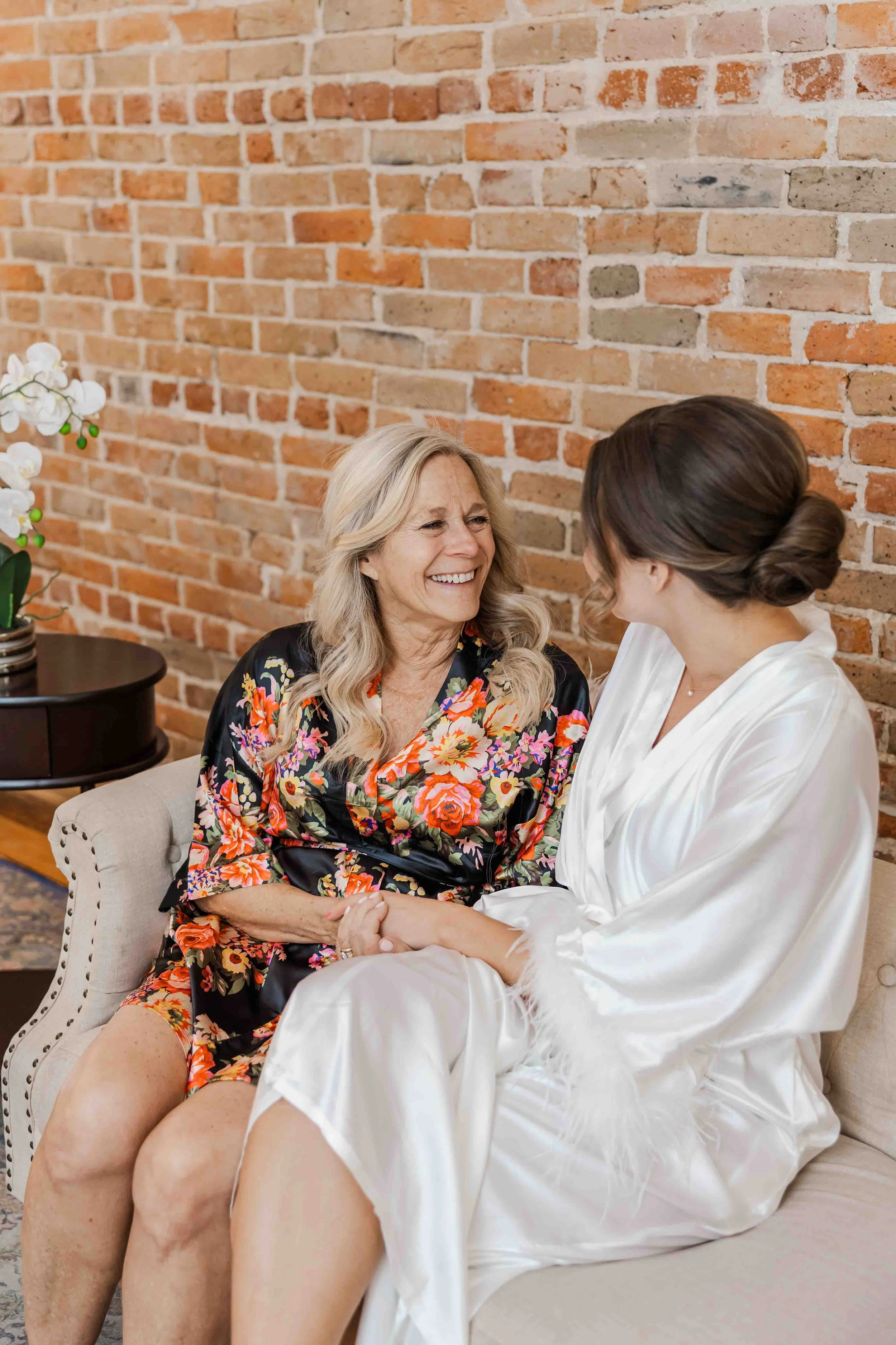 07_bride-sits-with-mom-while-getting-ready-floral-getting-ready-robes.jpg
